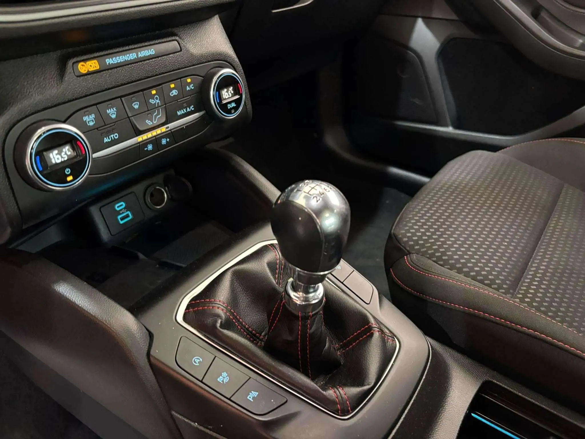 Ford Focus 1.0 EcoBoost MHEV ST-Line Design SIP - foto 6