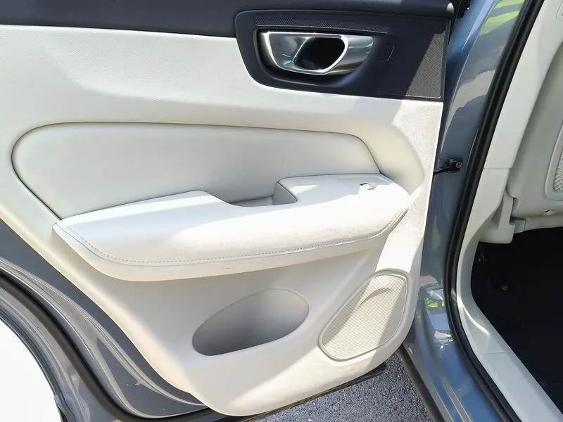 Volvo XC60 2.0 B4 D Plus Dark - foto 20