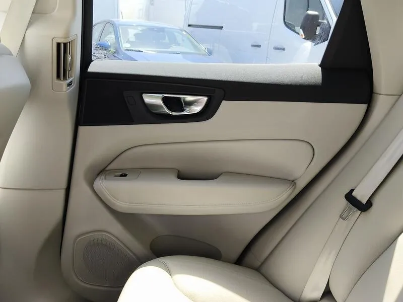 Volvo XC60 2.0 B4 D Plus Dark - foto 23