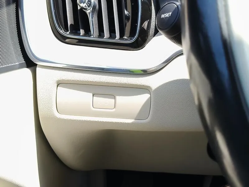 Volvo XC60 2.0 B4 D Plus Dark - foto 29