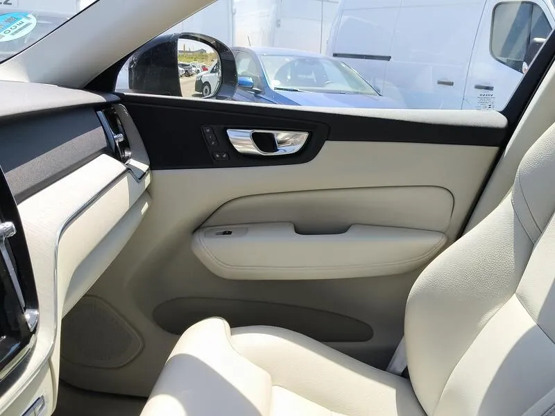 Volvo XC60 2.0 B4 D Plus Dark - foto 27