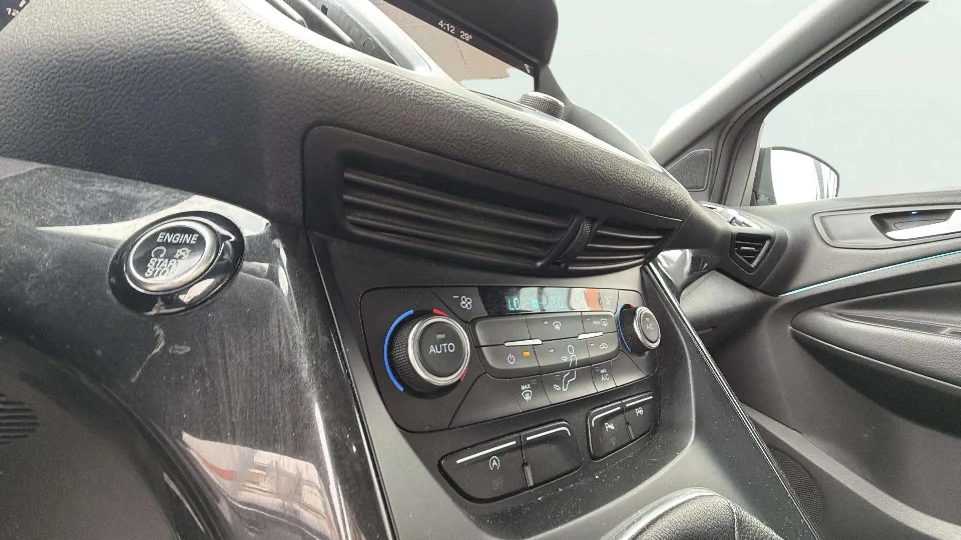 Ford Kuga 2.0 TDCi 4x2 ST-Line - foto 25