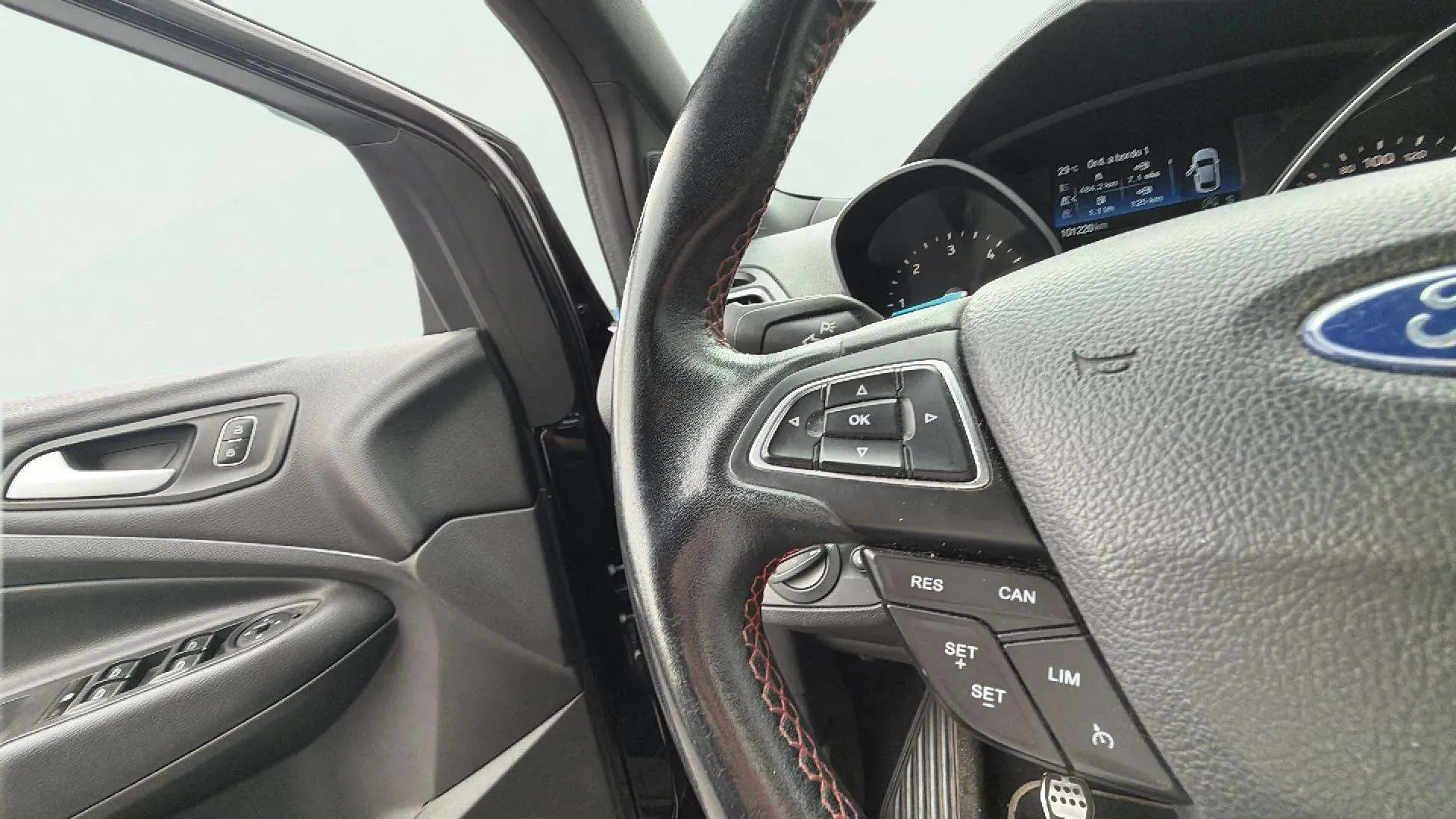 Ford Kuga 2.0 TDCi 4x2 ST-Line - foto 13