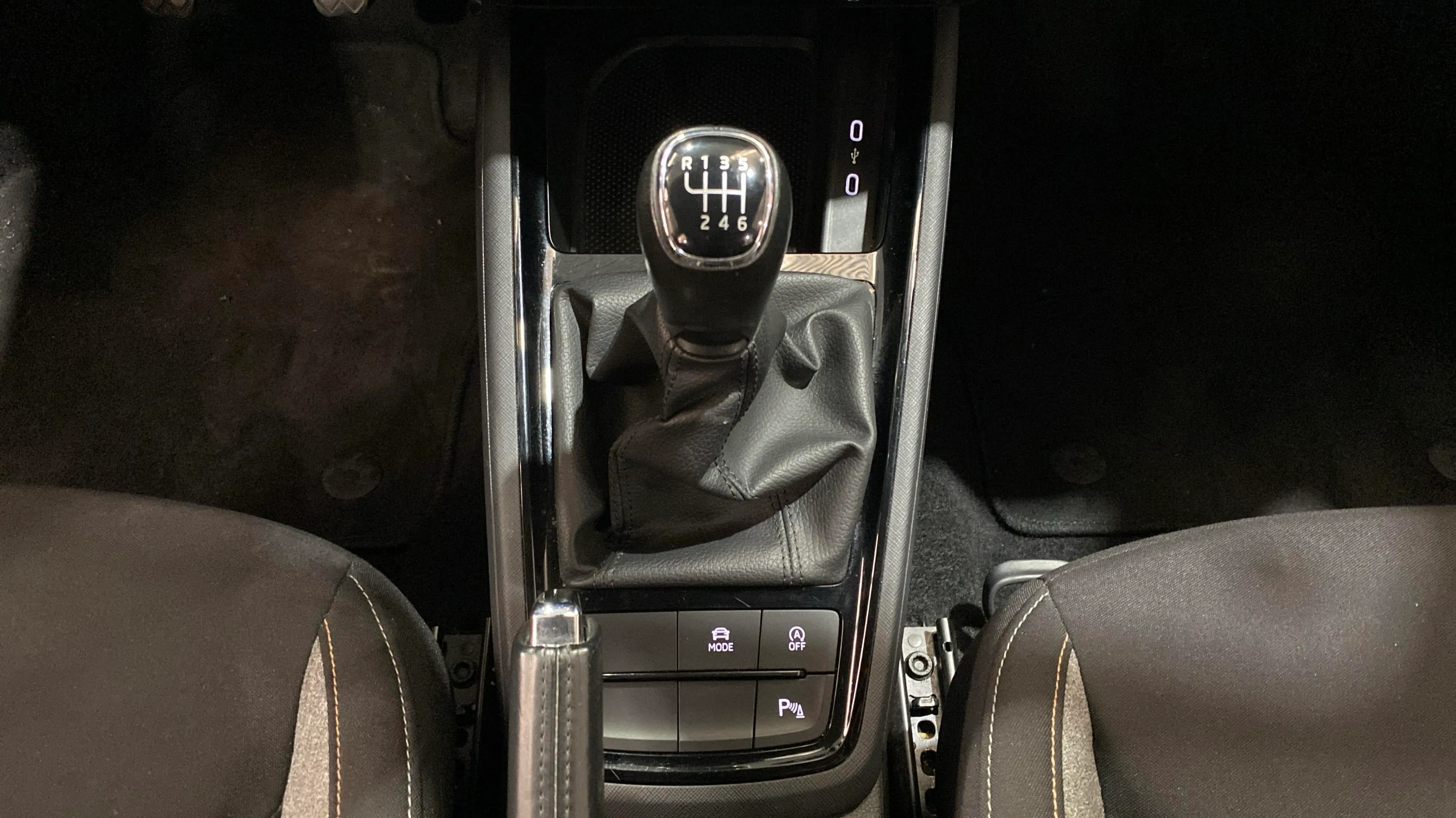 Škoda Kamiq 1.0 TSI Selection - foto 30