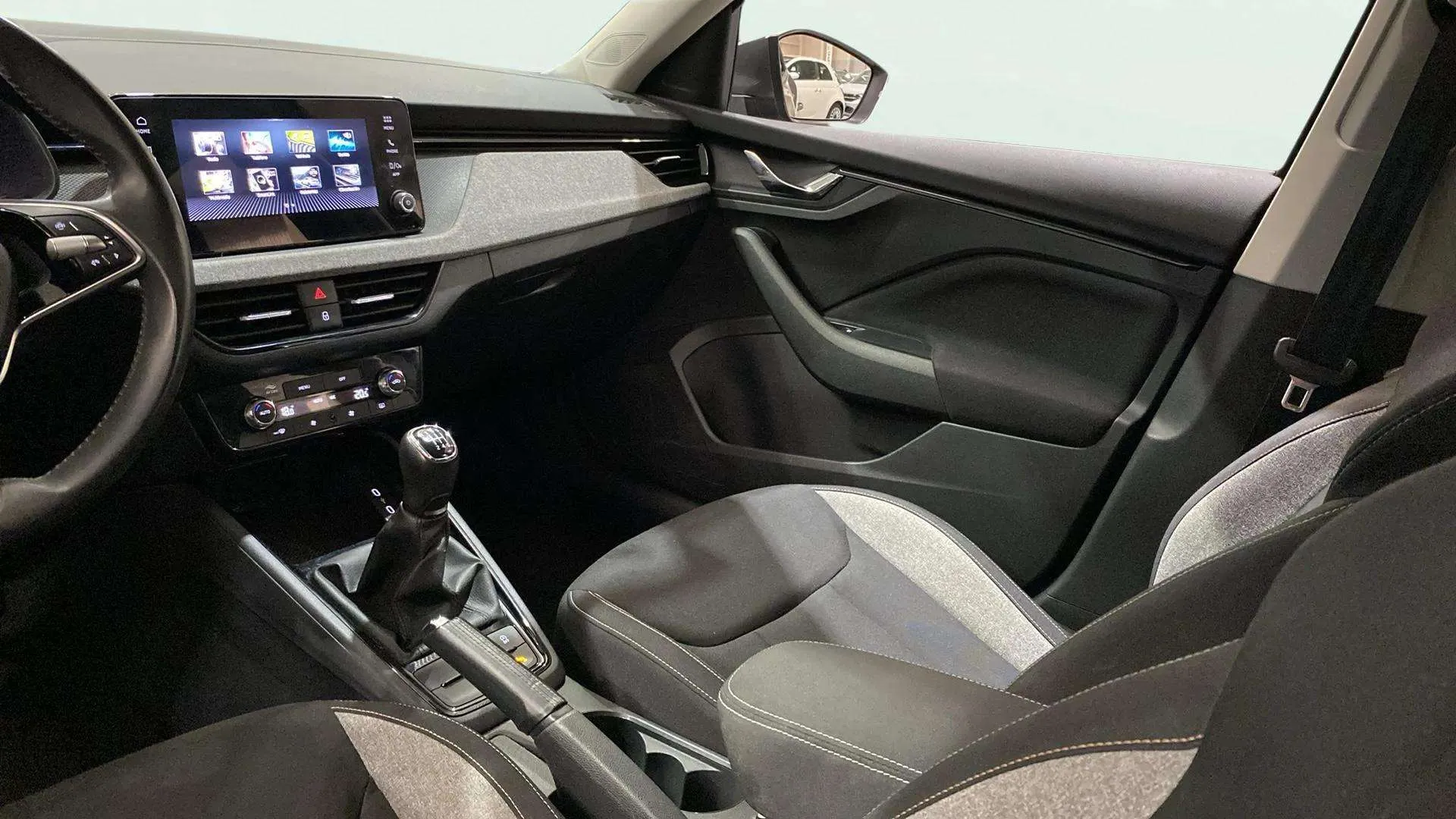 Škoda Kamiq 1.0 TSI Selection - foto 33