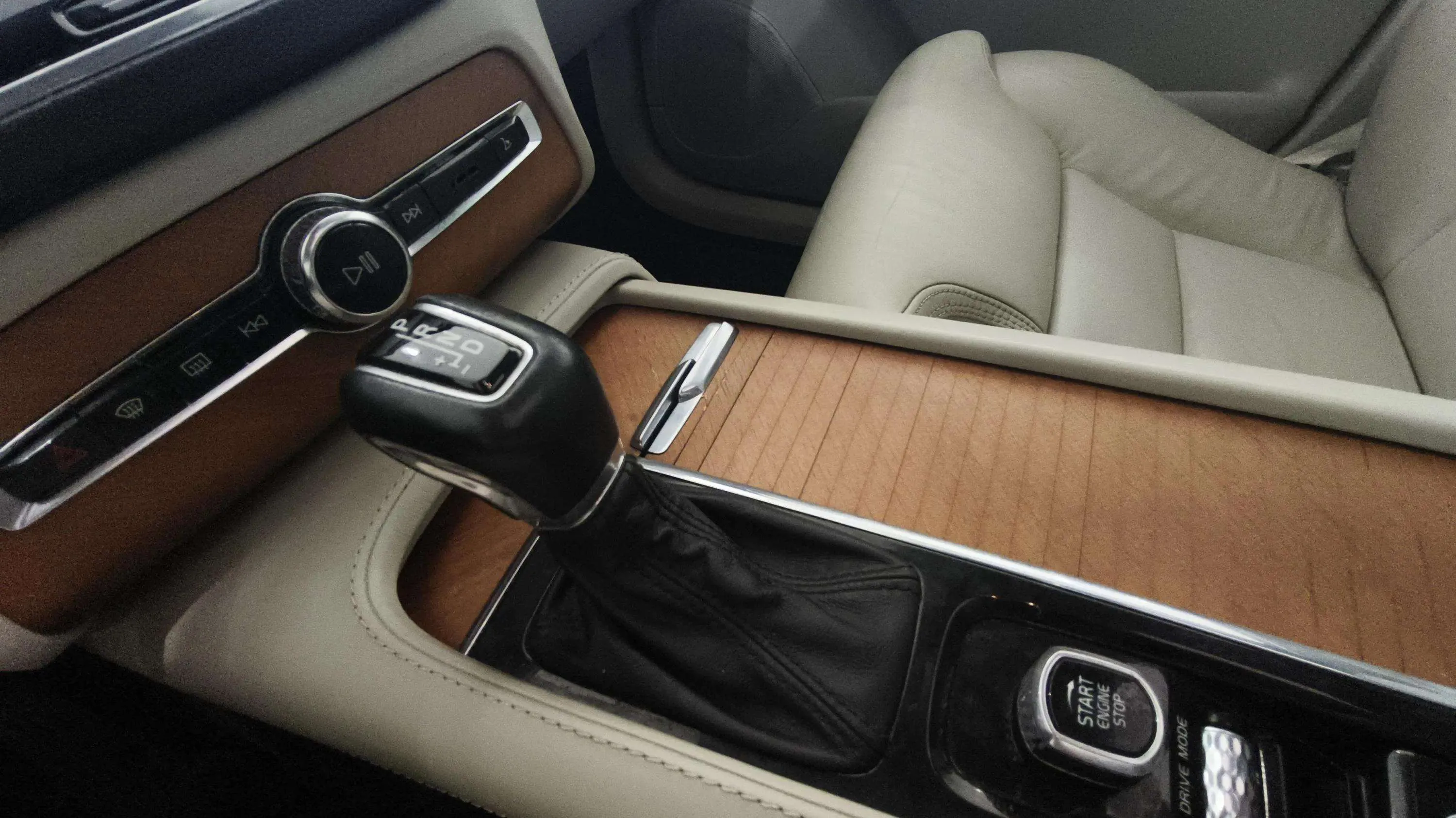 Volvo XC90 2.0 D5 AWD Inscription - foto 16