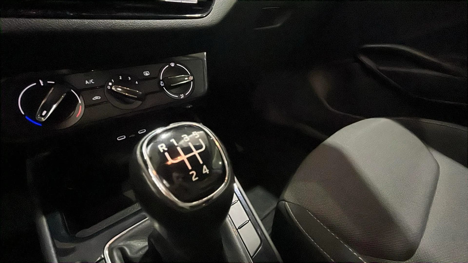 Škoda Fabia 1.0 TSI Selection - foto 20