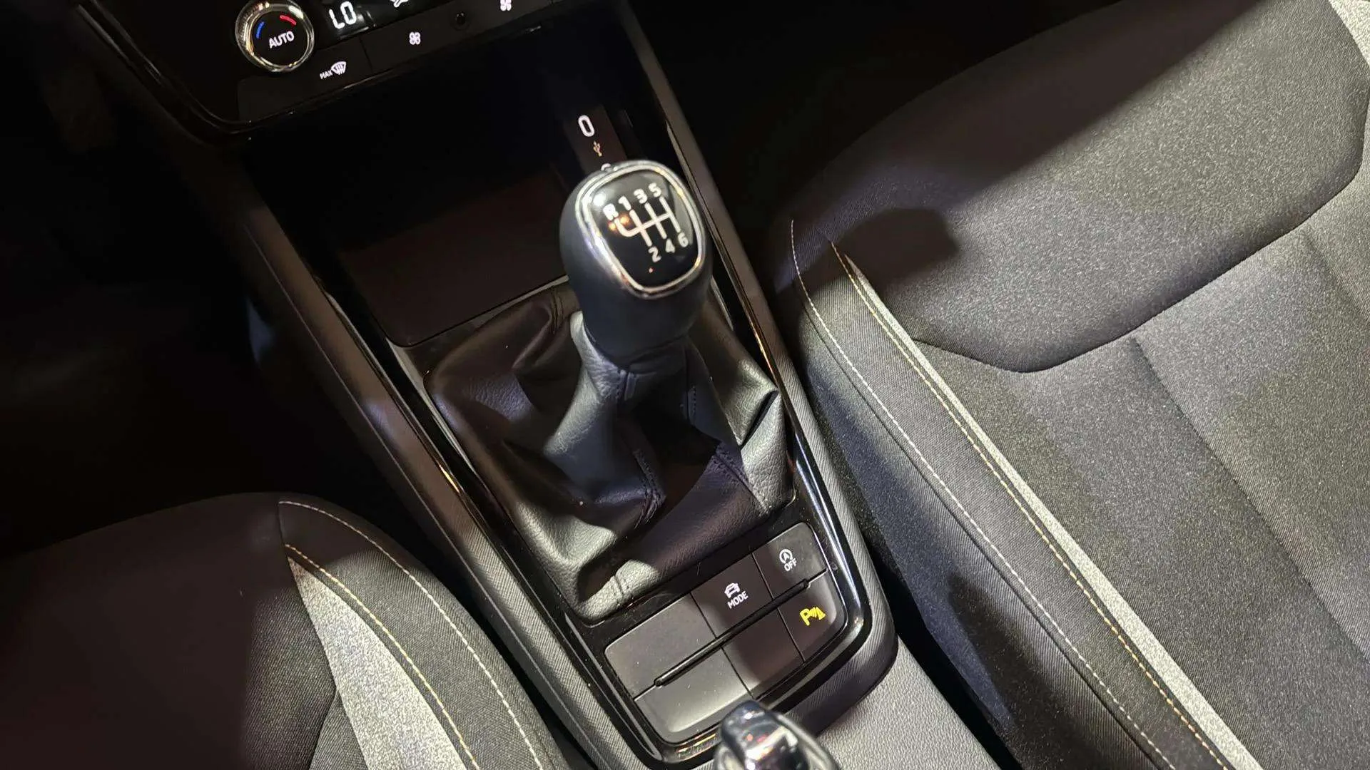 Škoda Kamiq 1.0 TSI Selection - foto 18
