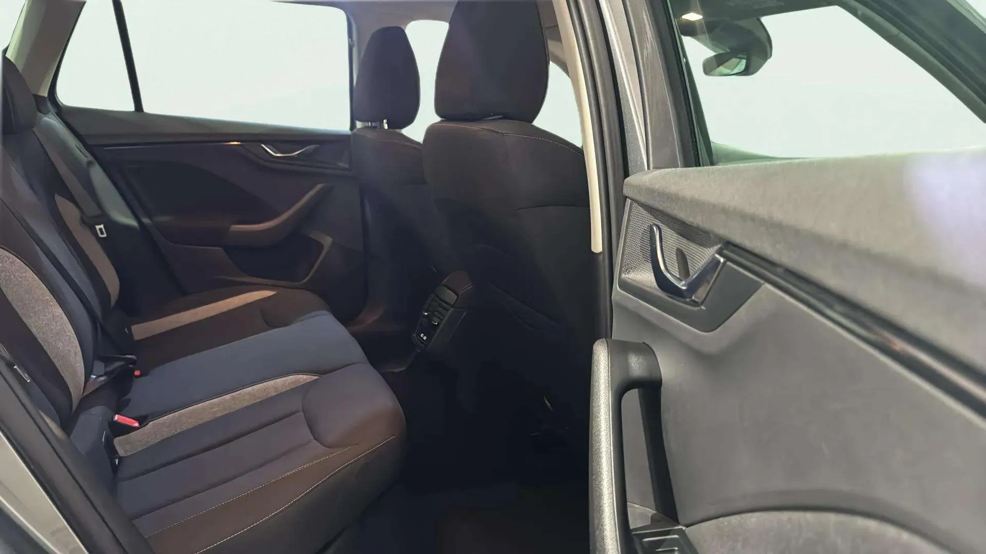 Škoda Kamiq 1.0 TSI Selection - foto 22