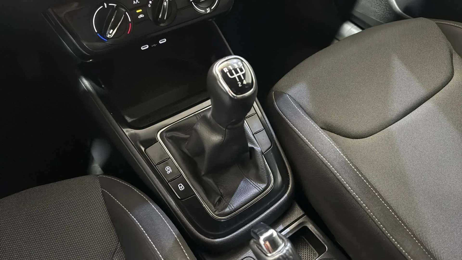 Škoda Fabia 1.0 TSI Selection - foto 18