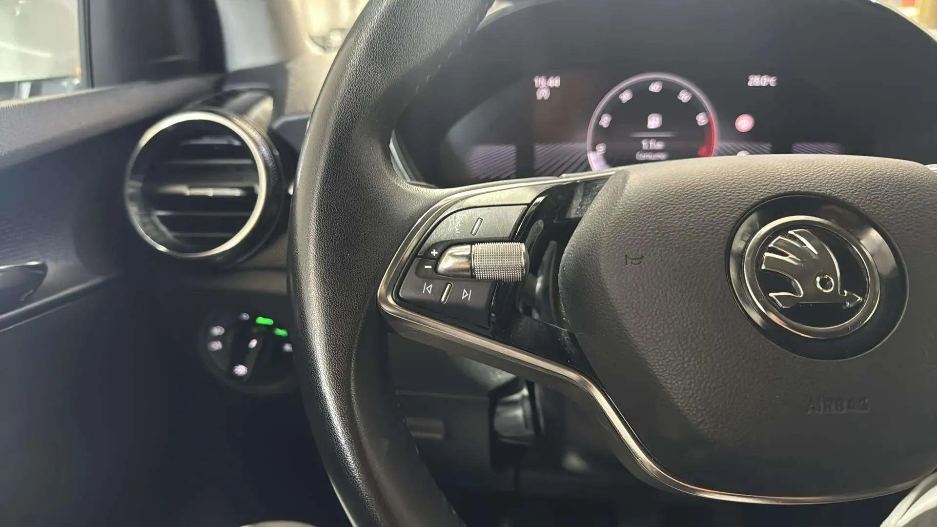 Škoda Fabia 1.0 TSI Selection - foto 16