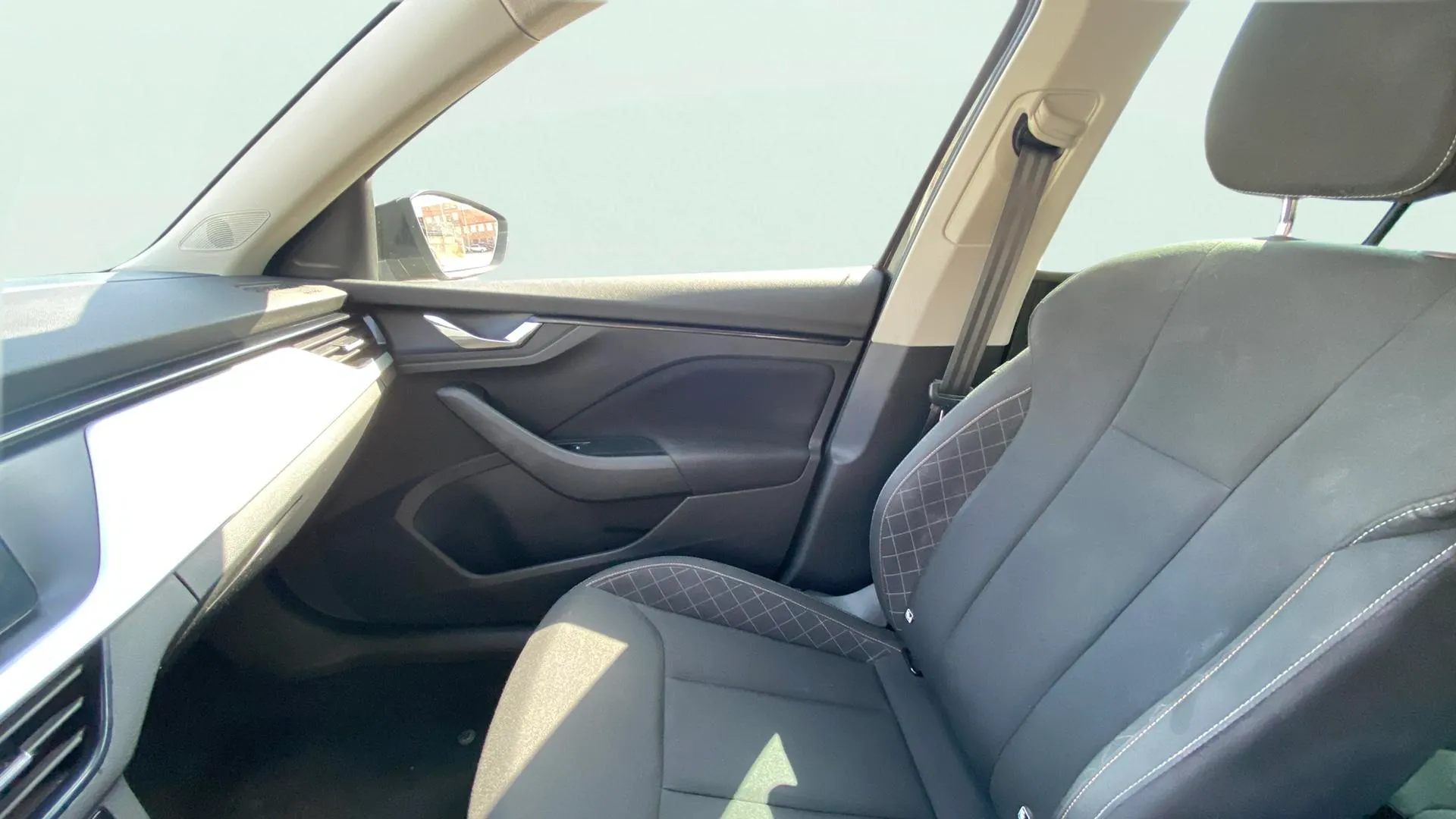 Škoda Kamiq 1.5 TSI Ambition - foto 15