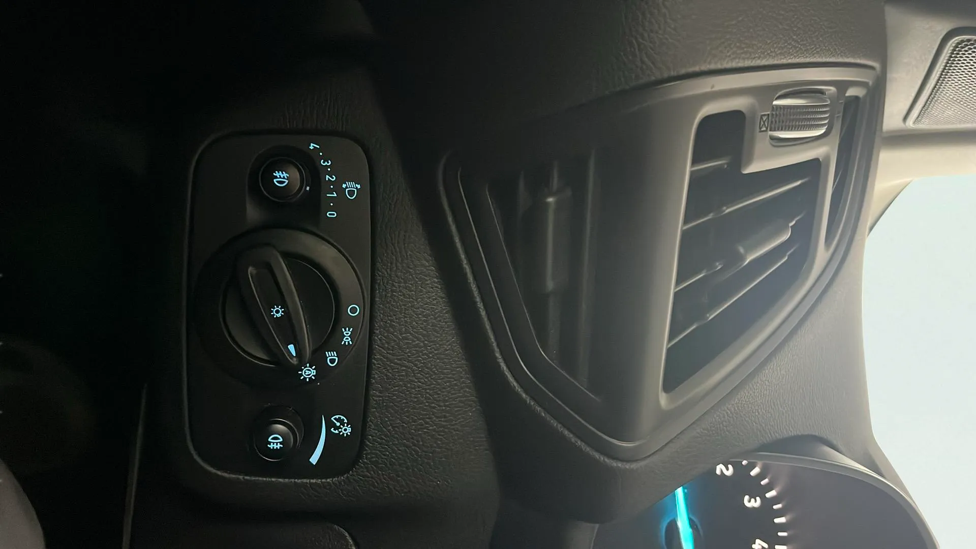 Ford Kuga 1.5 EcoBoost 4x2 Titanium - foto 17