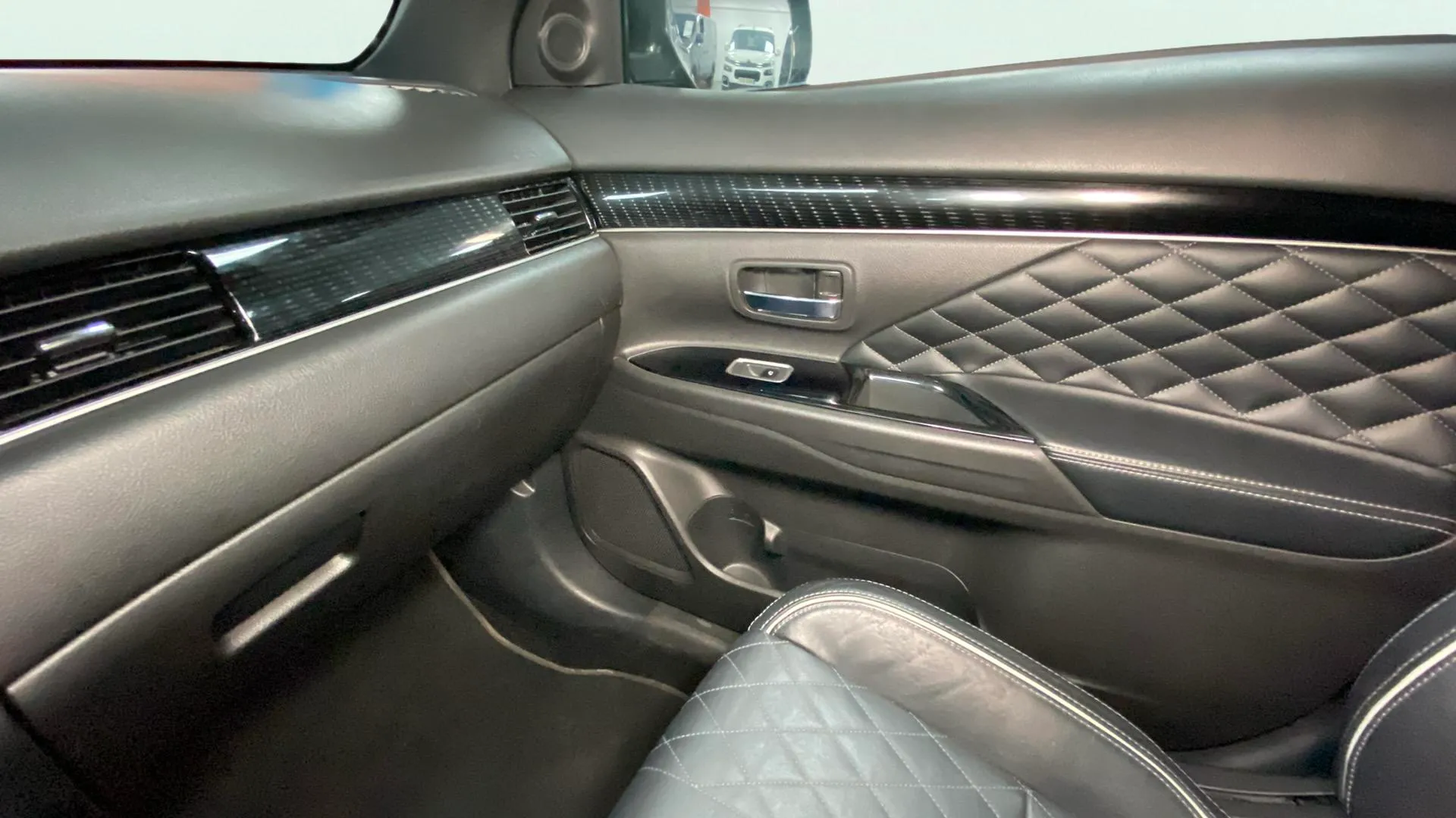 Mitsubishi Outlander 2.4 PHEV Kaiteki 4WD - foto 24