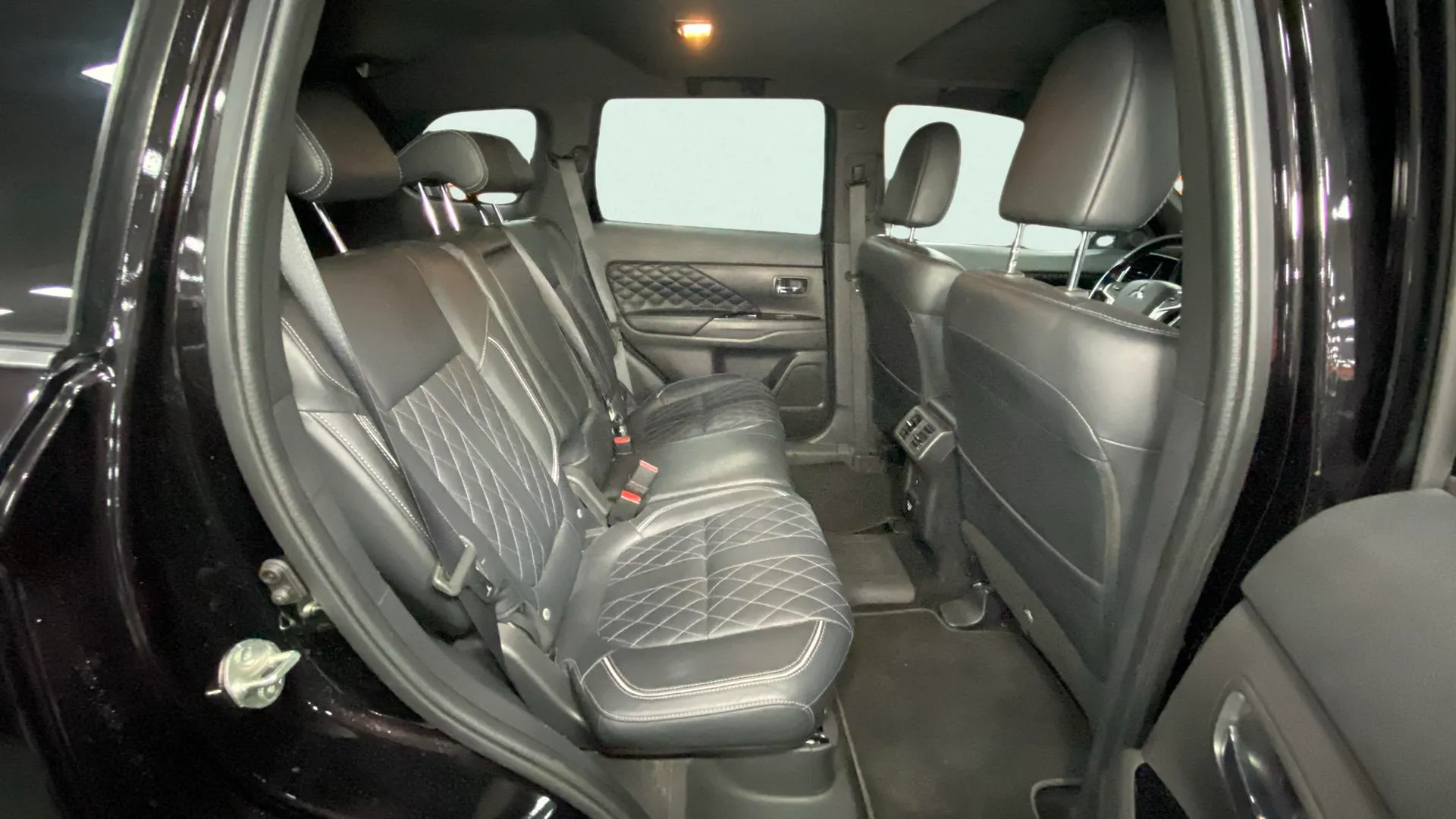 Mitsubishi Outlander 2.4 PHEV Kaiteki 4WD - foto 27