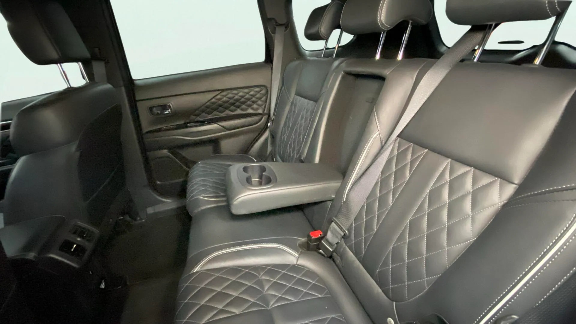 Mitsubishi Outlander 2.4 PHEV Kaiteki 4WD - foto 33