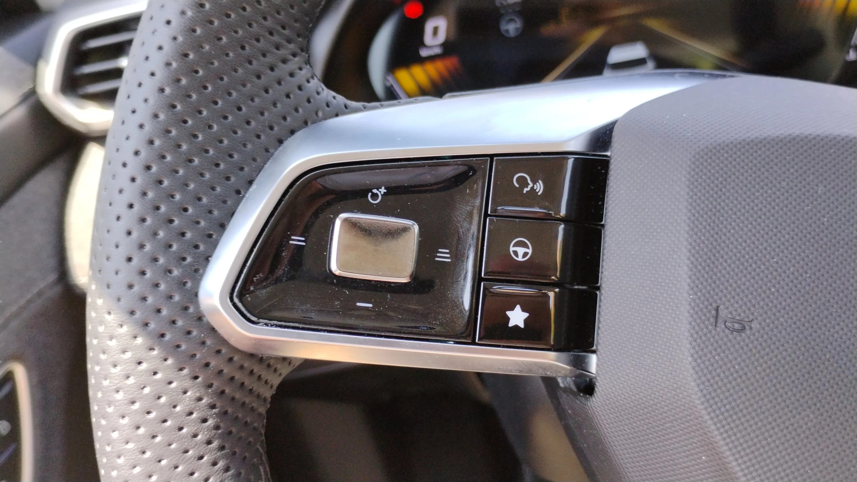 MG ZS Hybrid+ Luxury - foto 18