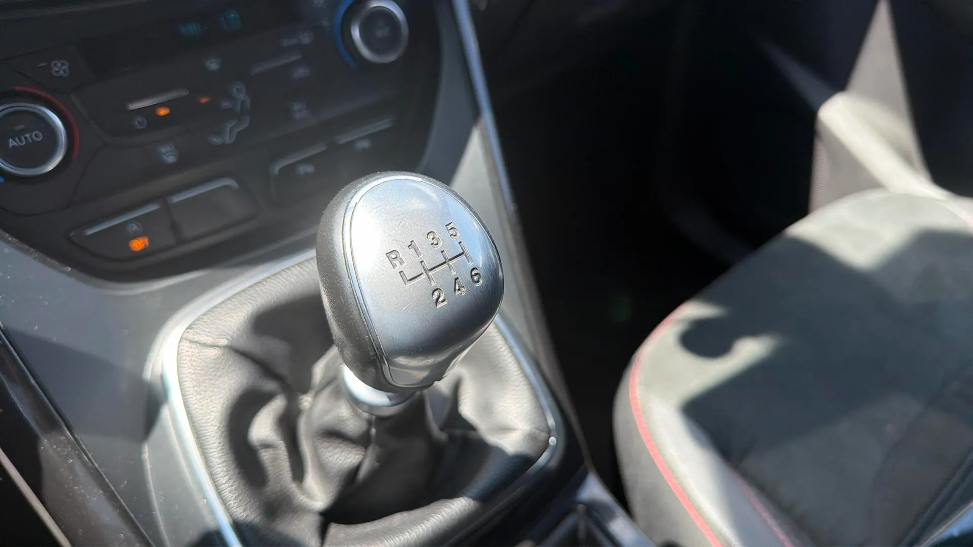 Ford Kuga 1.5 EcoBoost 4x2 ST-Line - foto 21