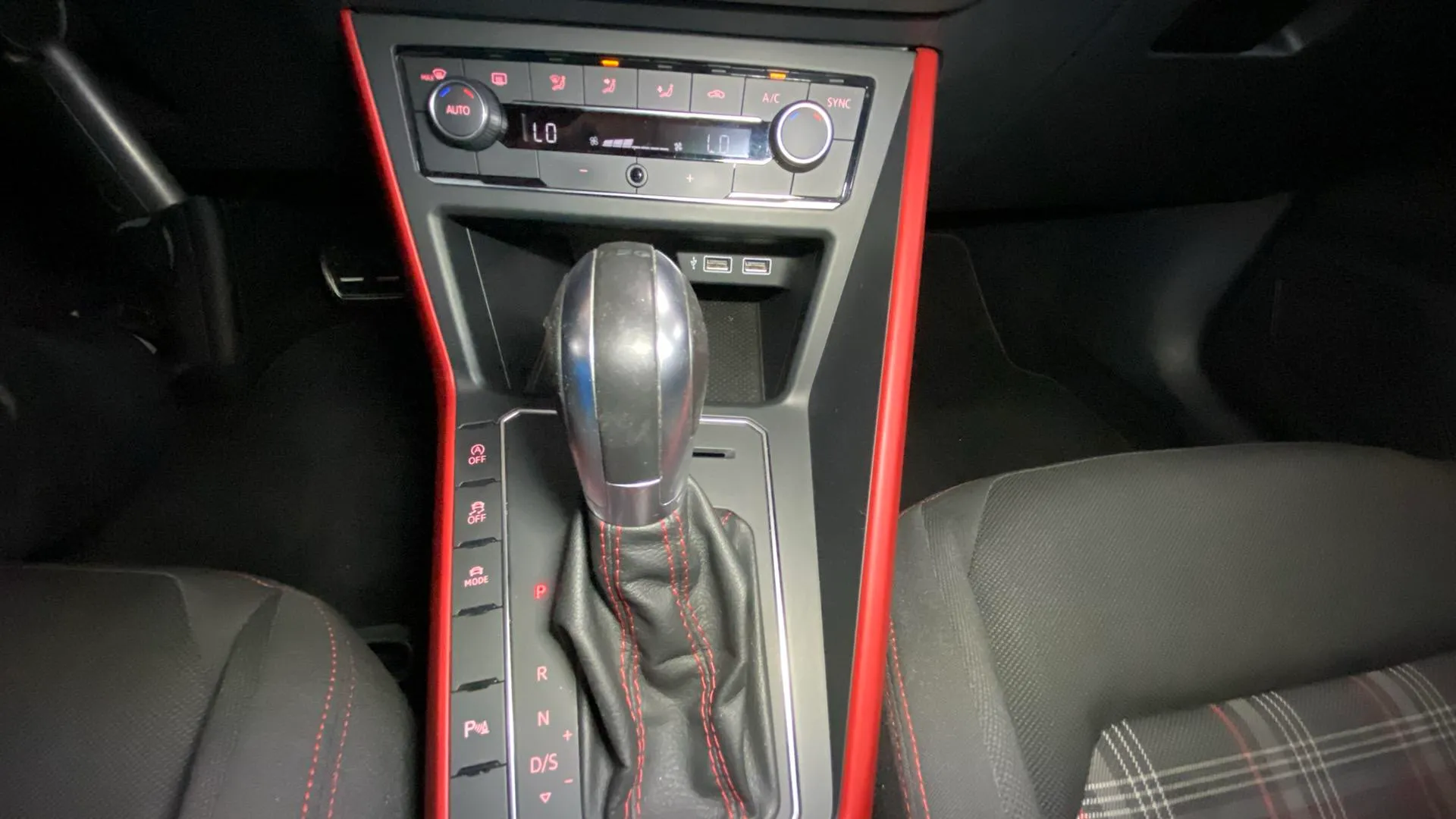 Volkswagen Polo GTI 2.0 TSI DSG - foto 24