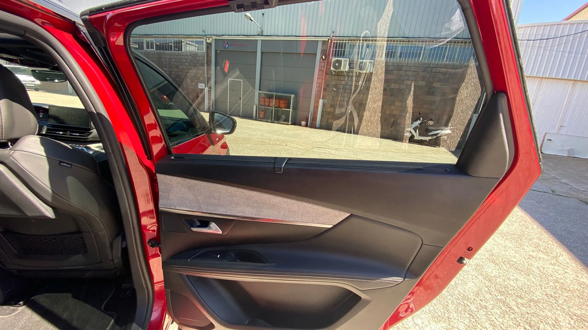 Peugeot 5008 1.5 BlueHDi Allure EAT8 - foto 33