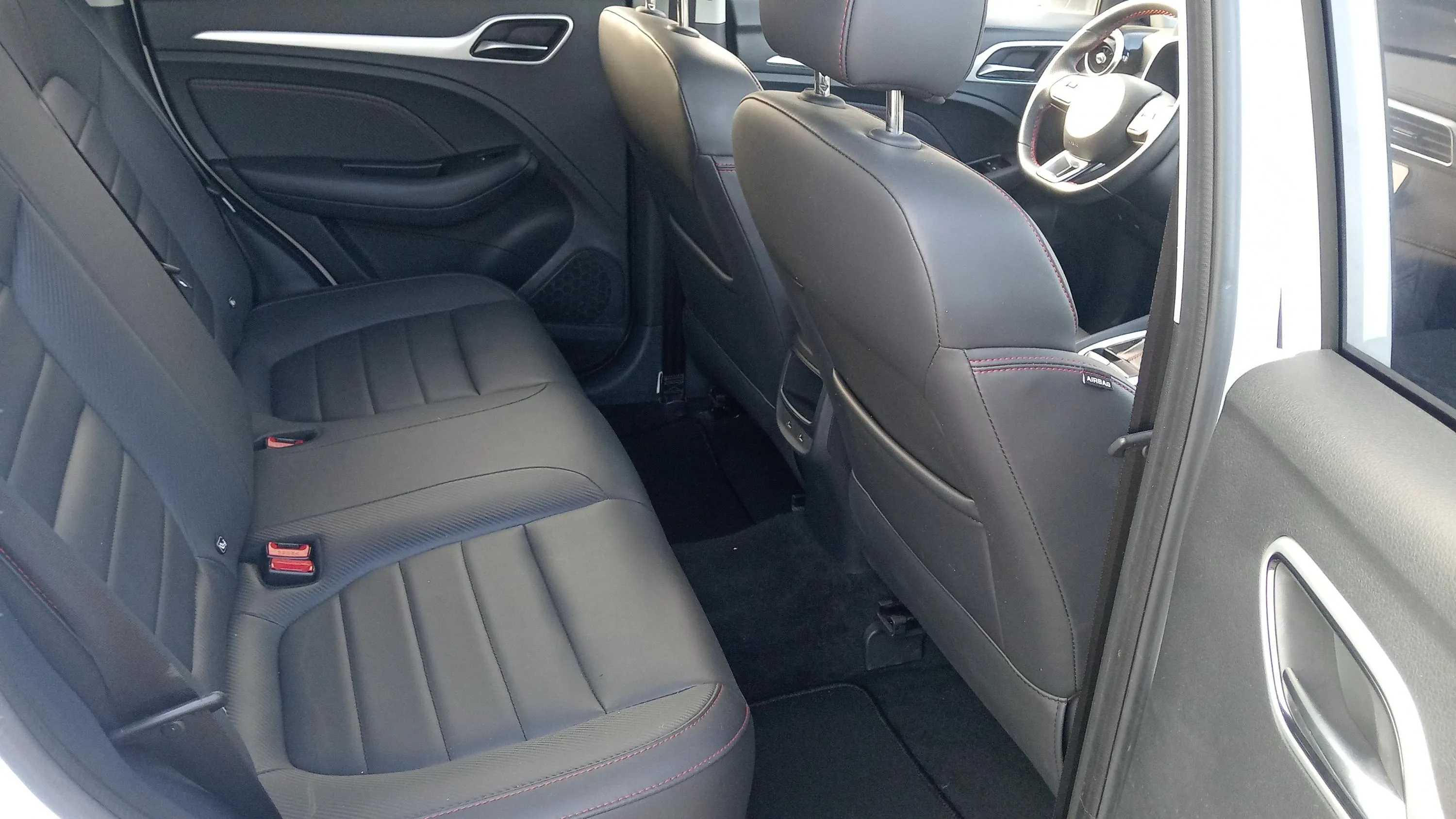 MG ZS 1.0T Luxury - foto 18