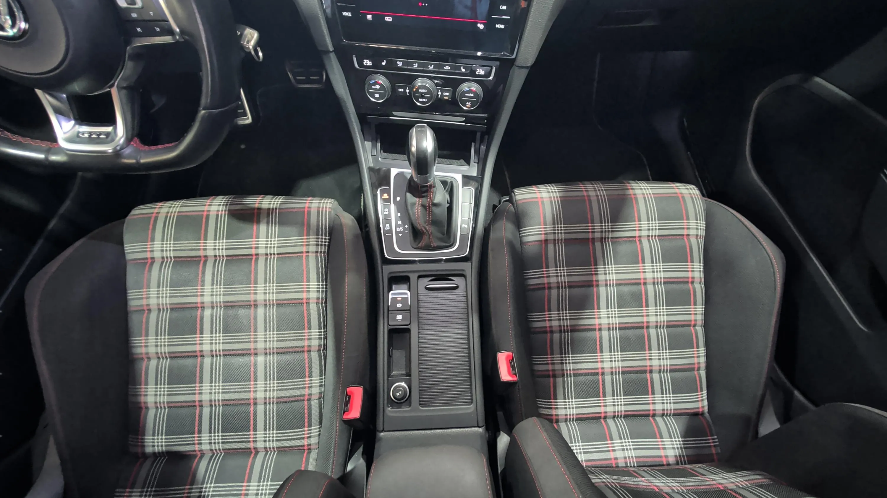 Volkswagen Golf GTI Performance 2.0 TSI DSG - foto 21
