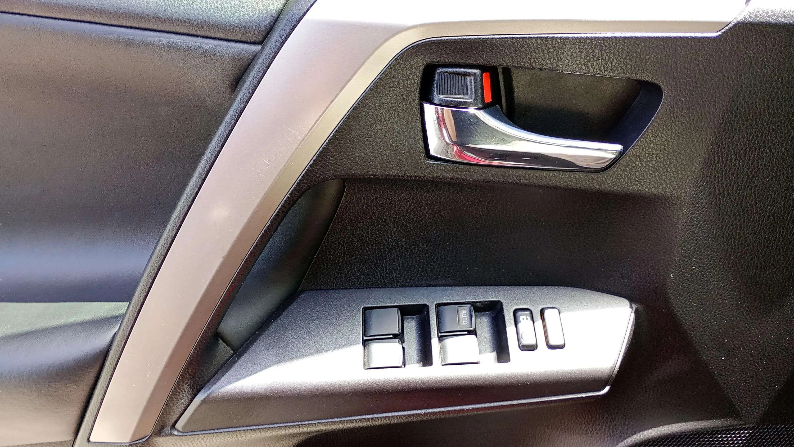 Toyota RAV4 2.5l hybrid 2WD Advance - foto 15