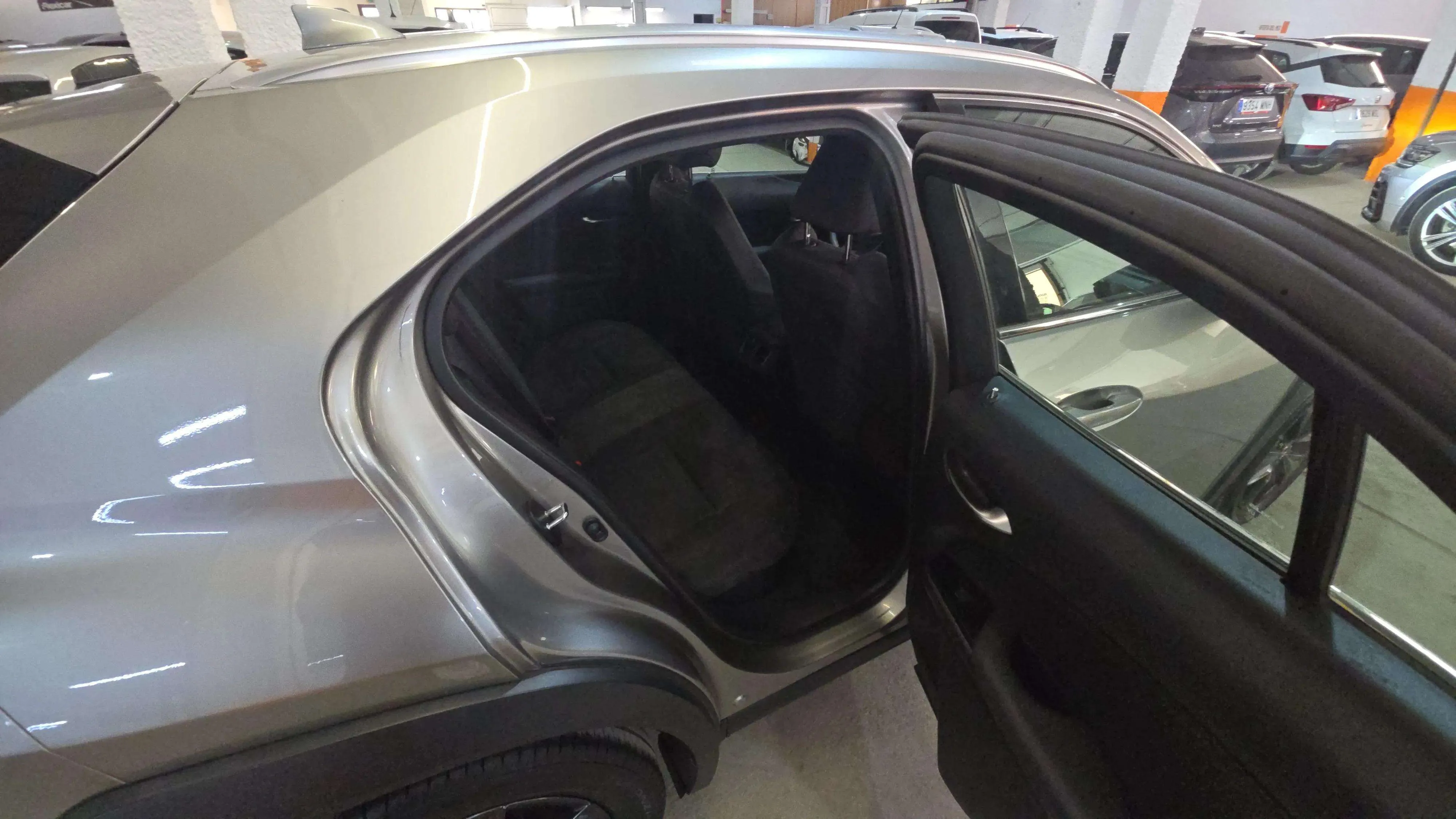 Lexus UX 2.0 250h Business - foto 11