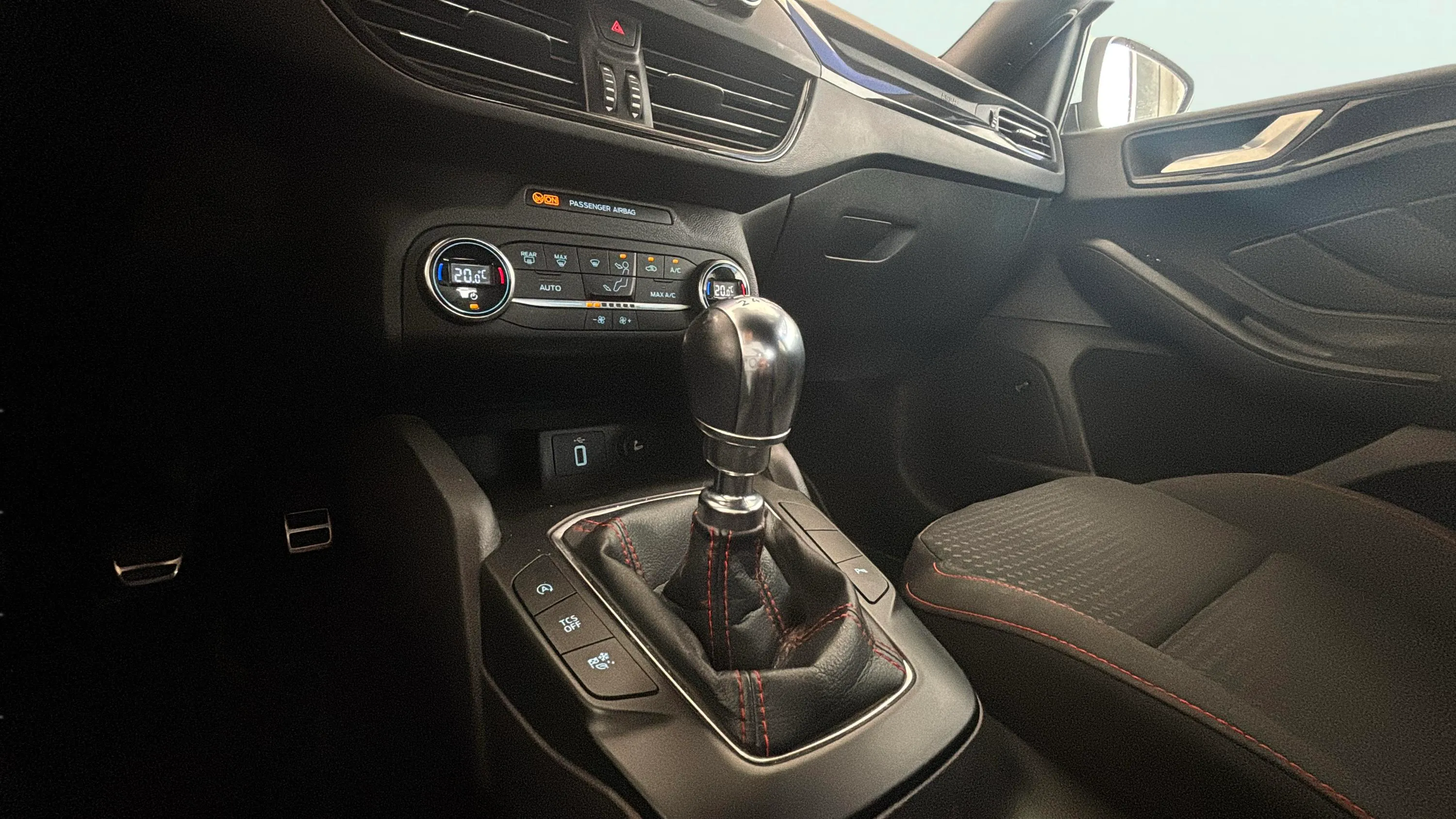 Ford Focus 1.0 EcoBoost ST-Line - foto 13
