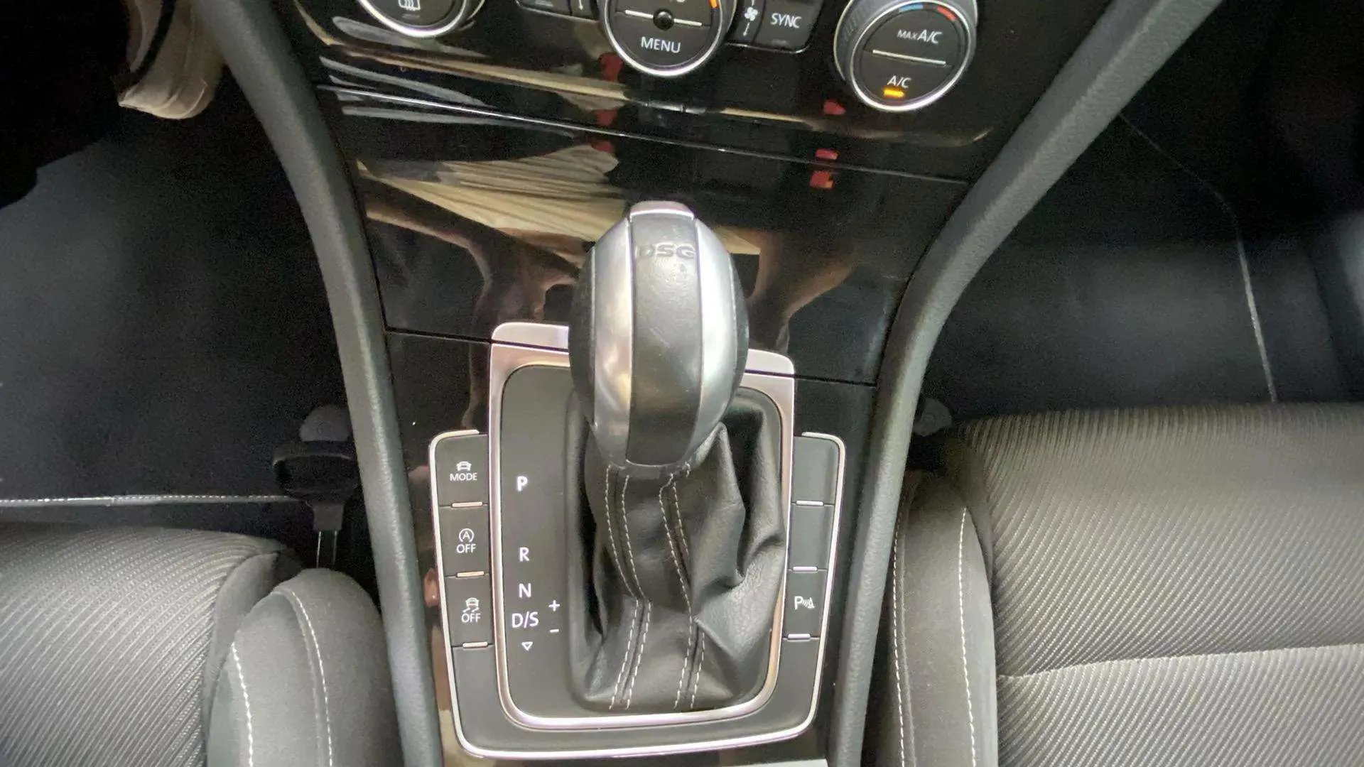 Volkswagen Golf R 2.0 TSI 4Motion DSG - foto 12