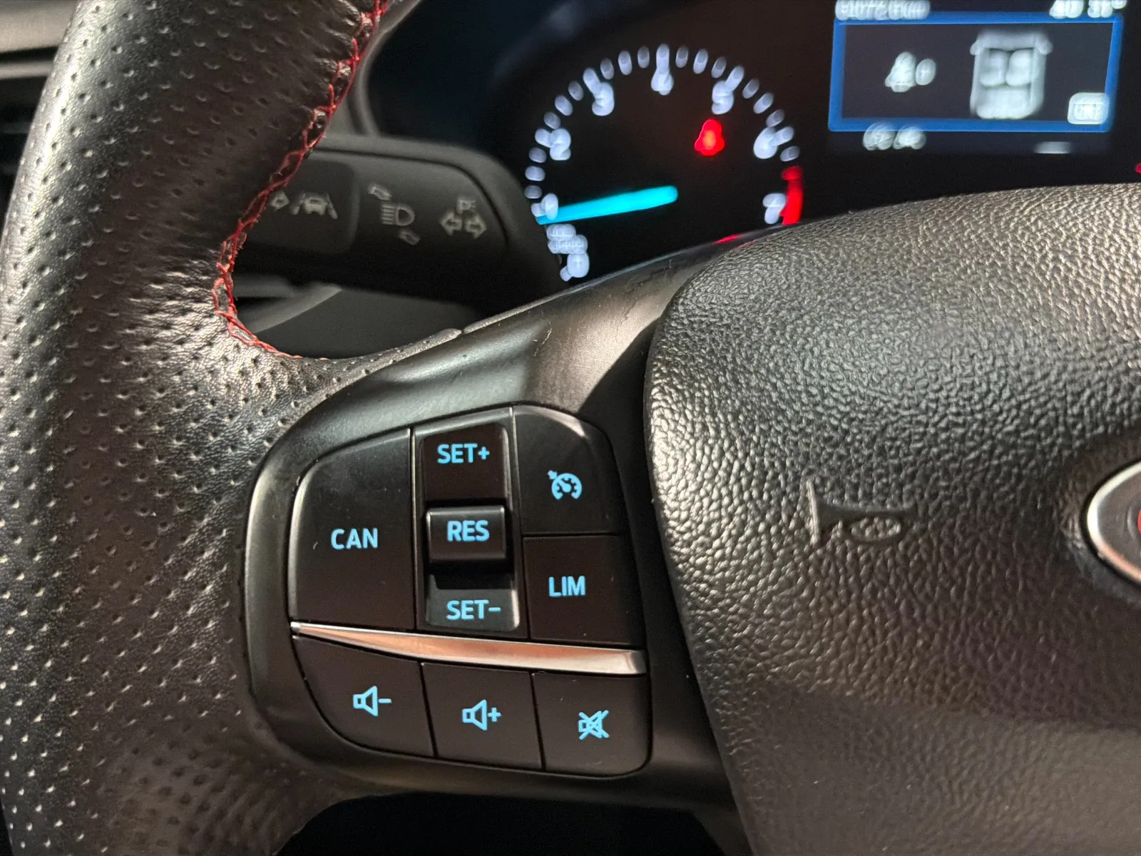 Ford Focus 1.0 EcoBoost ST-Line - foto 8