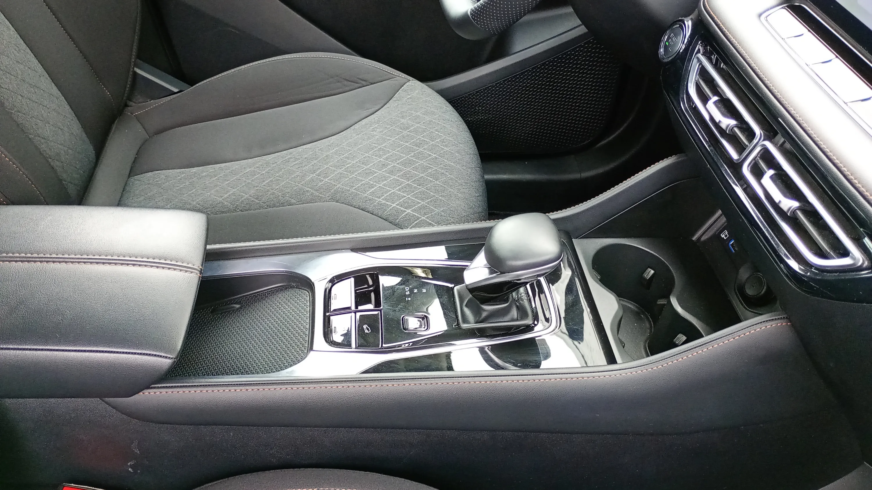 MG HS 1.5T Luxury DCT - foto 18