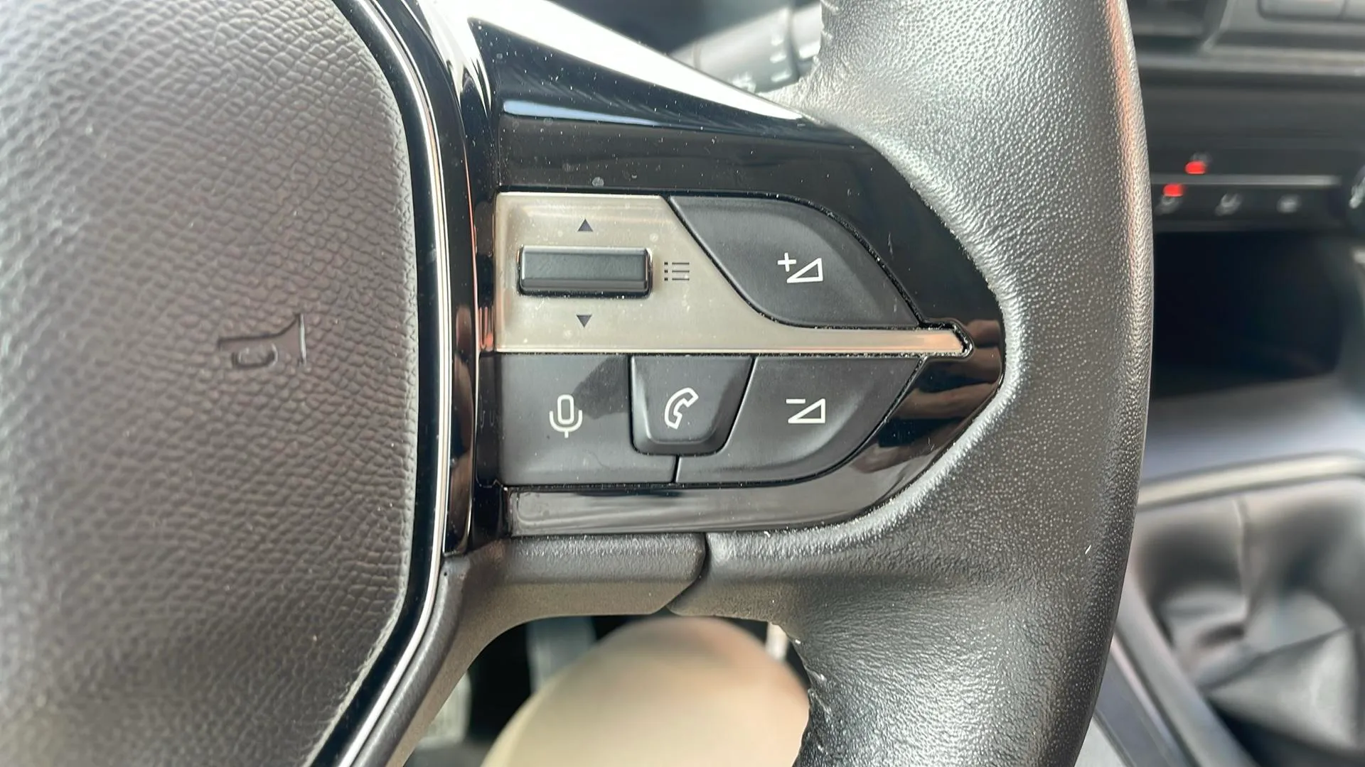 Peugeot Rifter Allure BlueHDi 100 - foto 31