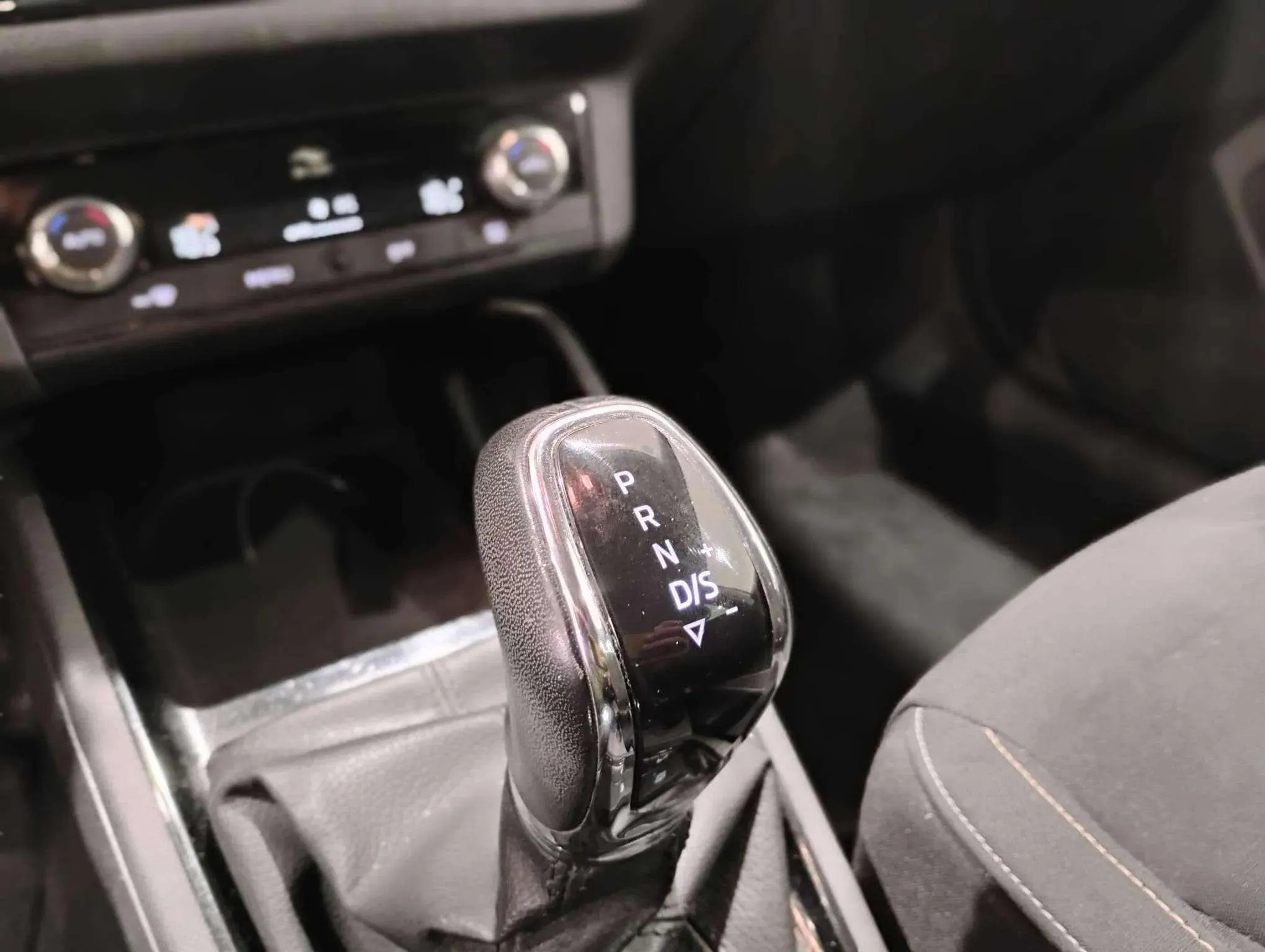 Škoda Kamiq 1.0 TSI DSG Ambition - foto 18