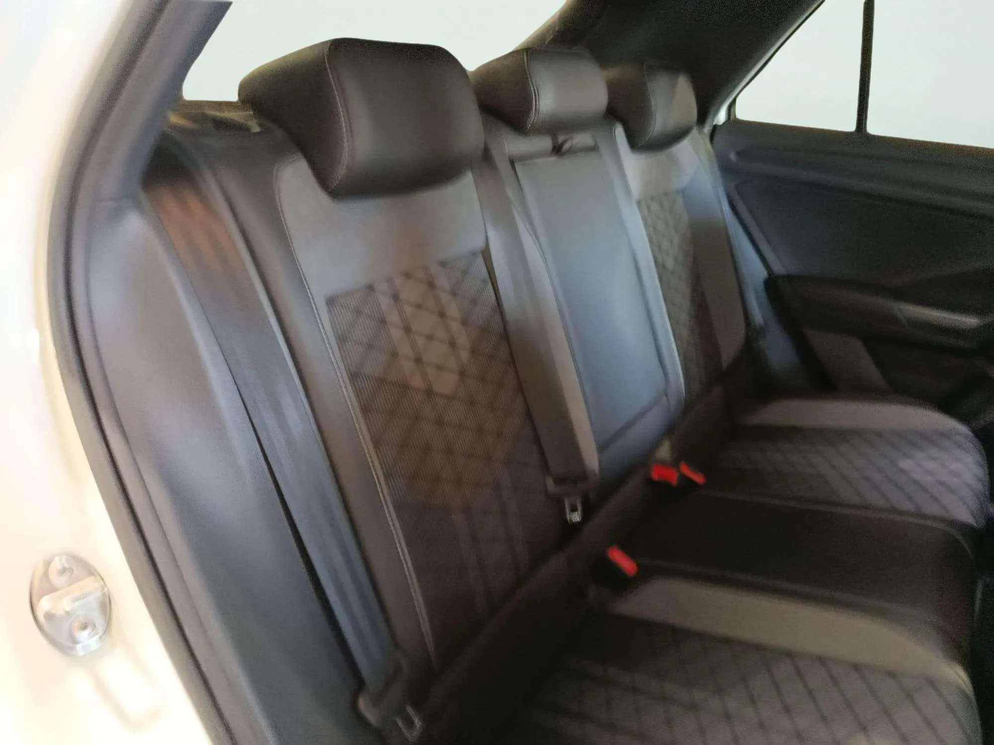 Volkswagen T-Roc R-Line 1.5 TSI DSG - foto 17