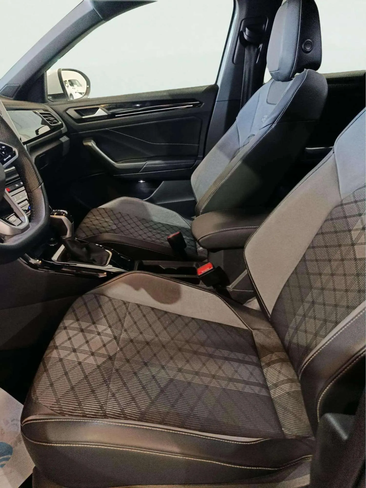Volkswagen T-Roc R-Line 1.5 TSI DSG - foto 12