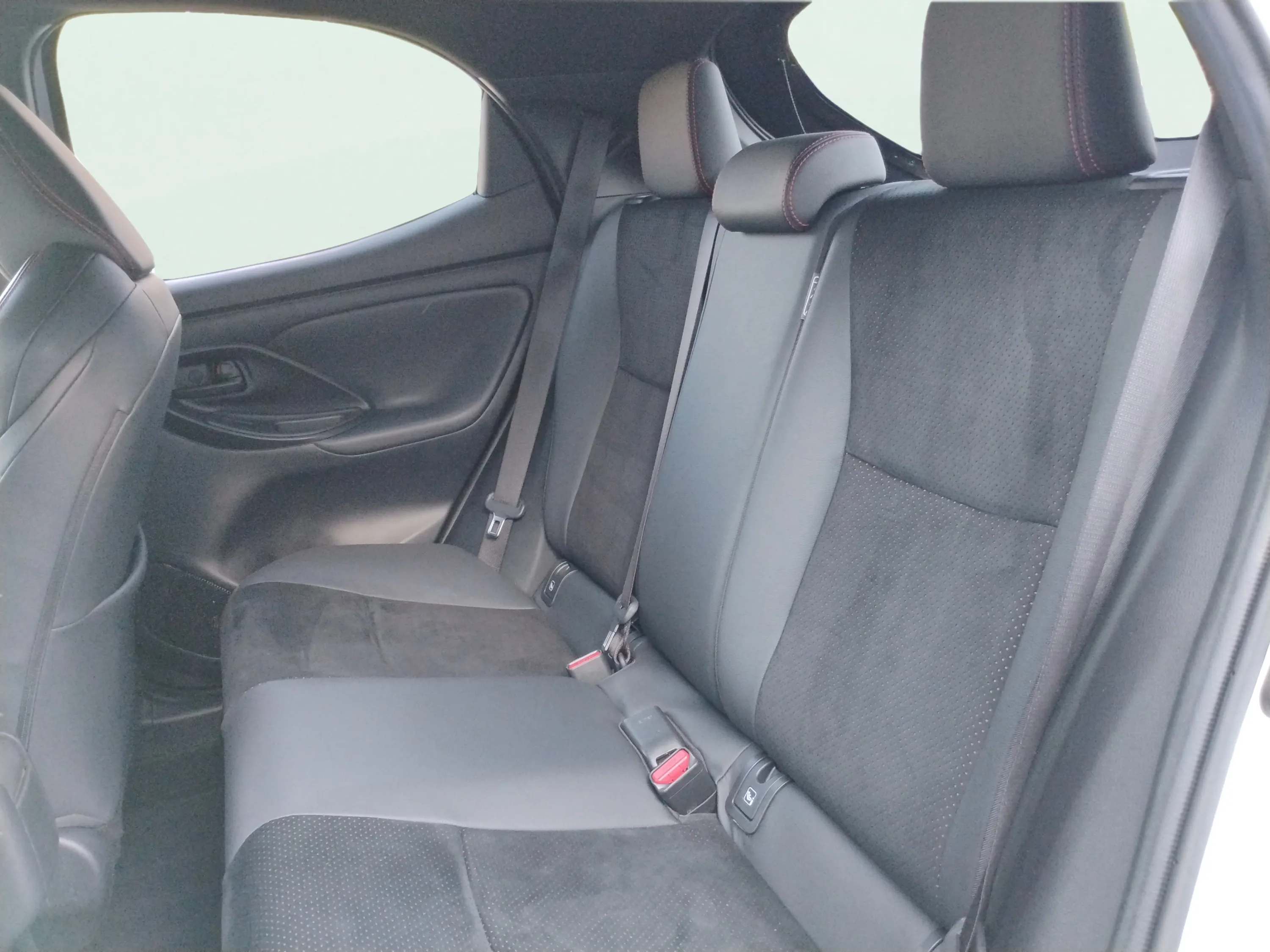 Toyota Yaris 1.5 130H GR Sport Plus - foto 24