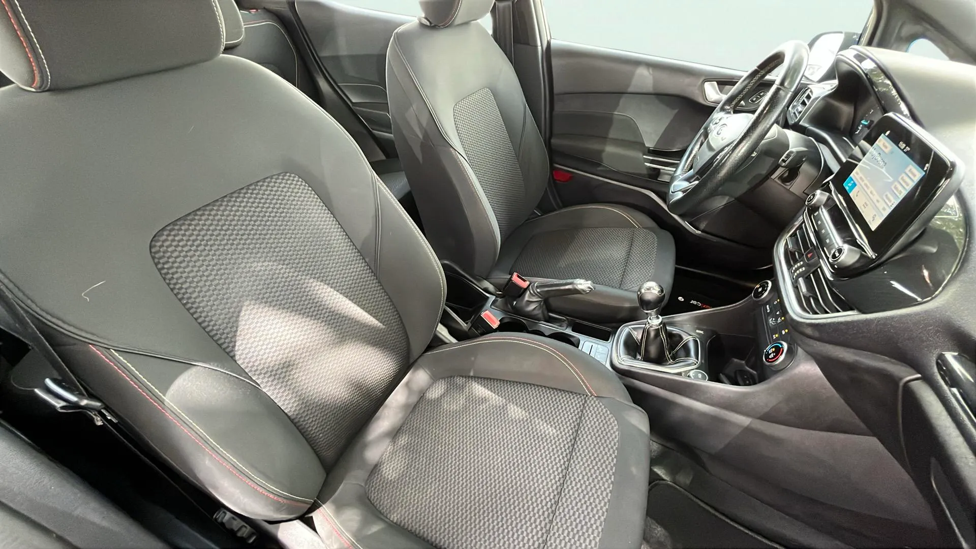 Ford Fiesta 1.0 EcoBoost ST-Line - foto 23