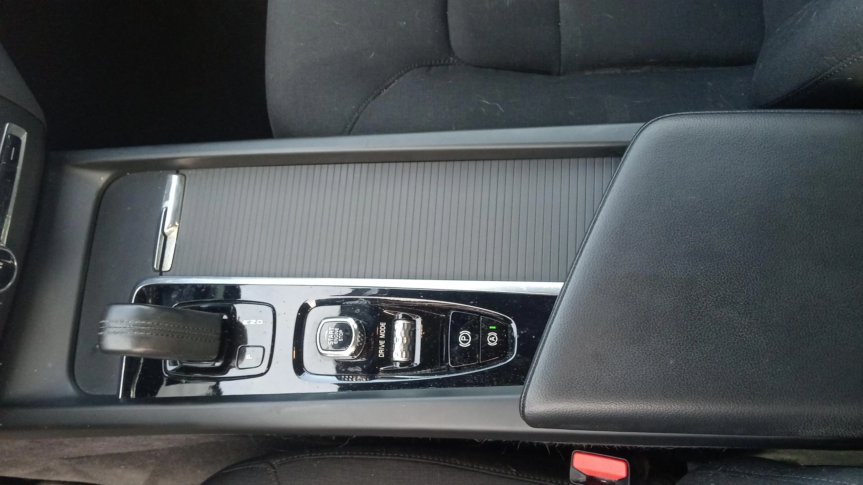 Volvo XC60 2.0 B4 D Momentum Pro - foto 23