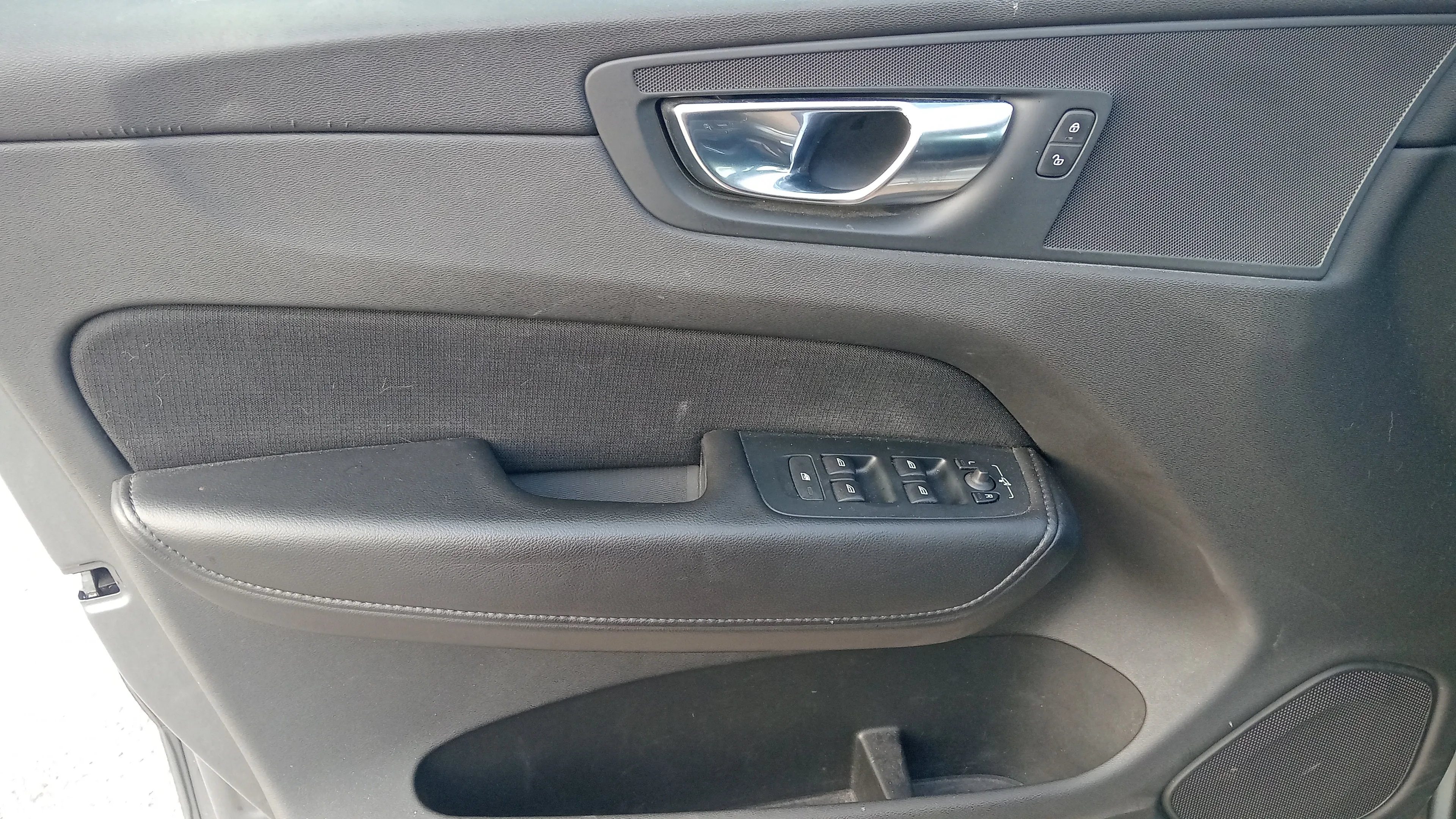 Volvo XC60 2.0 B4 D Momentum Pro - foto 21