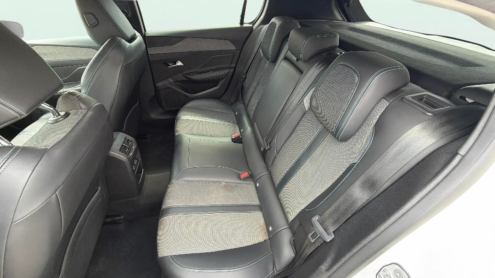Peugeot 308 Allure Pack PureTech 130 EAT8 - foto 17