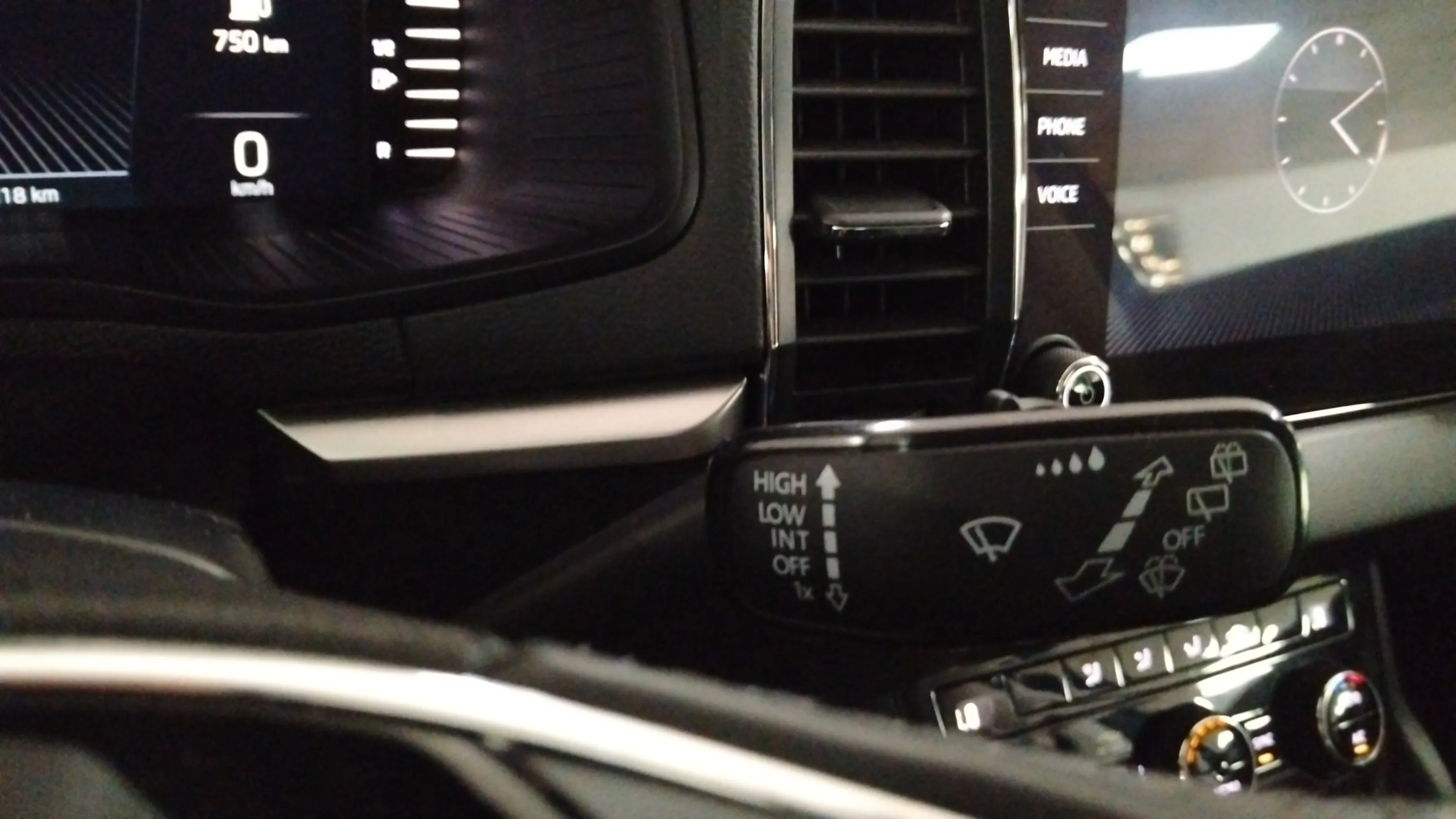 Škoda Karoq 2.0 TDI Ambition - foto 16