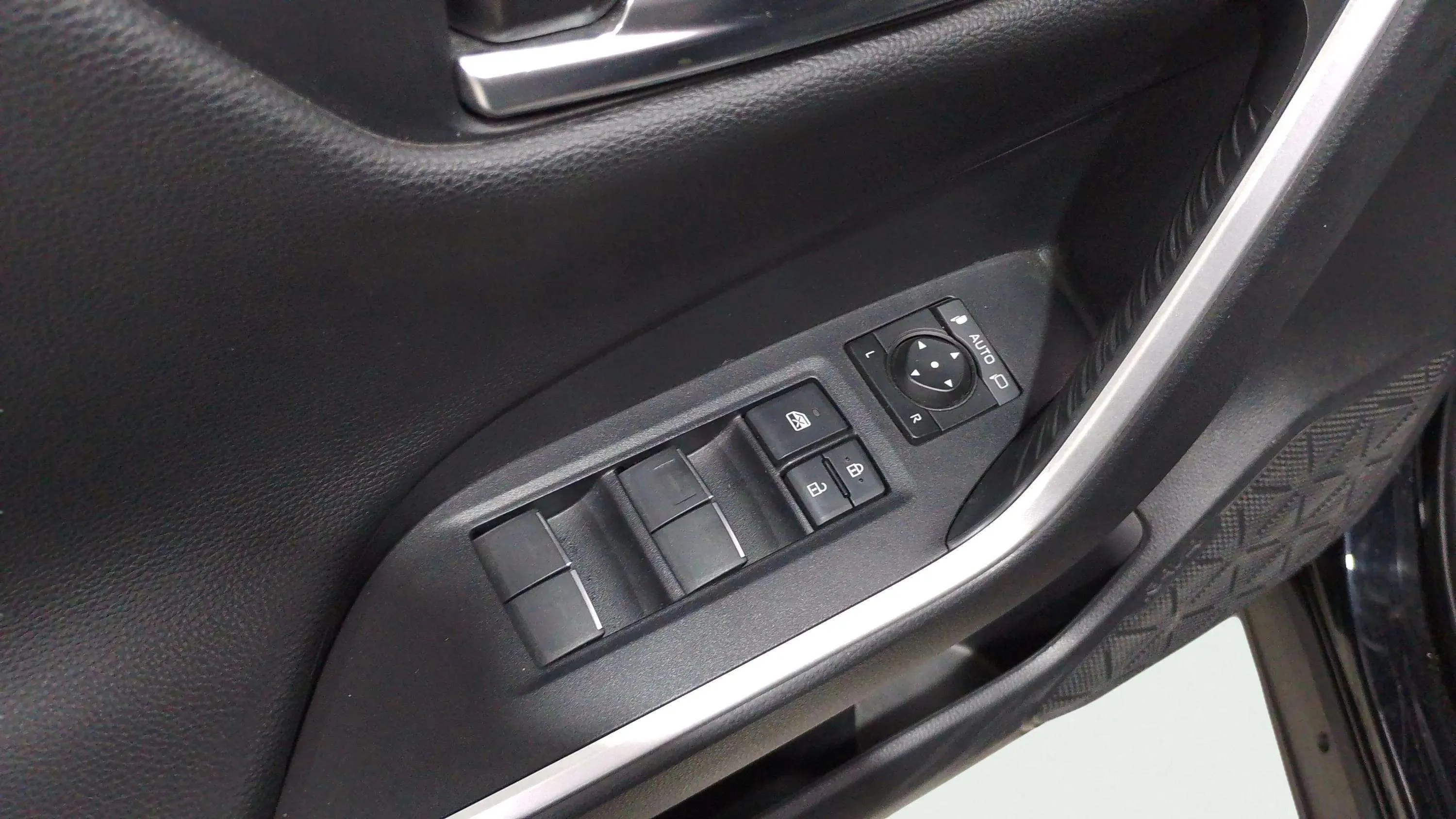 Toyota RAV4 2.5l 220H Advance - foto 21