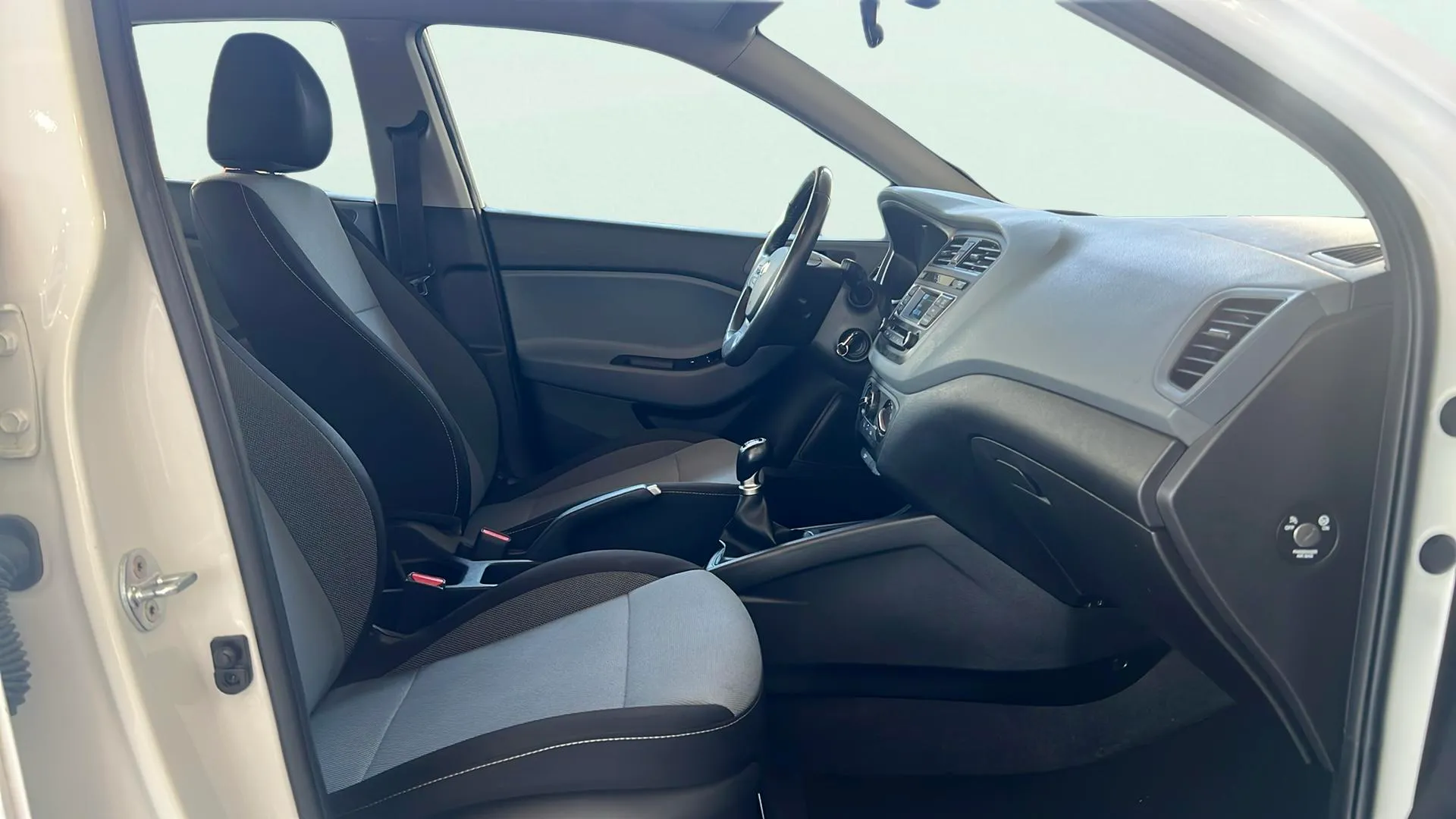 Hyundai i20 1.2 MPI Essence - foto 18