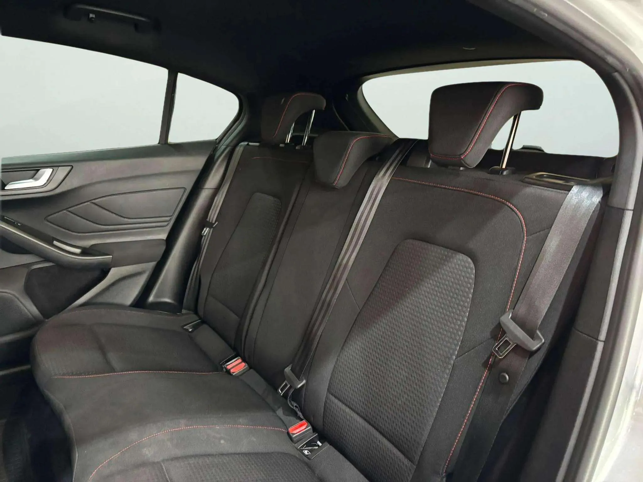 Ford Focus 1.0 EcoBoost MHEV ST-Line Design SIP - foto 12