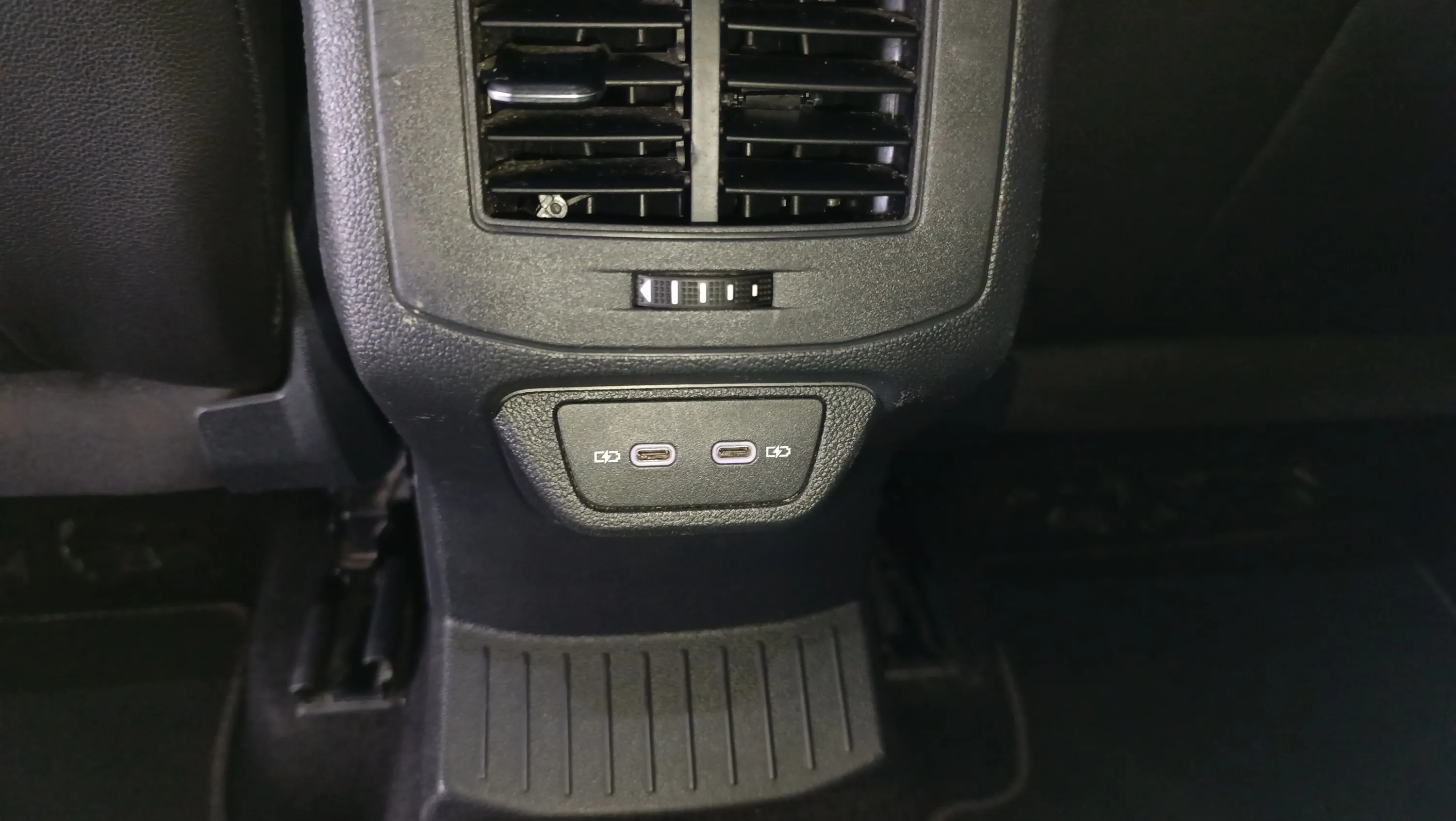 Volkswagen T-Roc R-Line 2.0 TDI DSG - foto 37