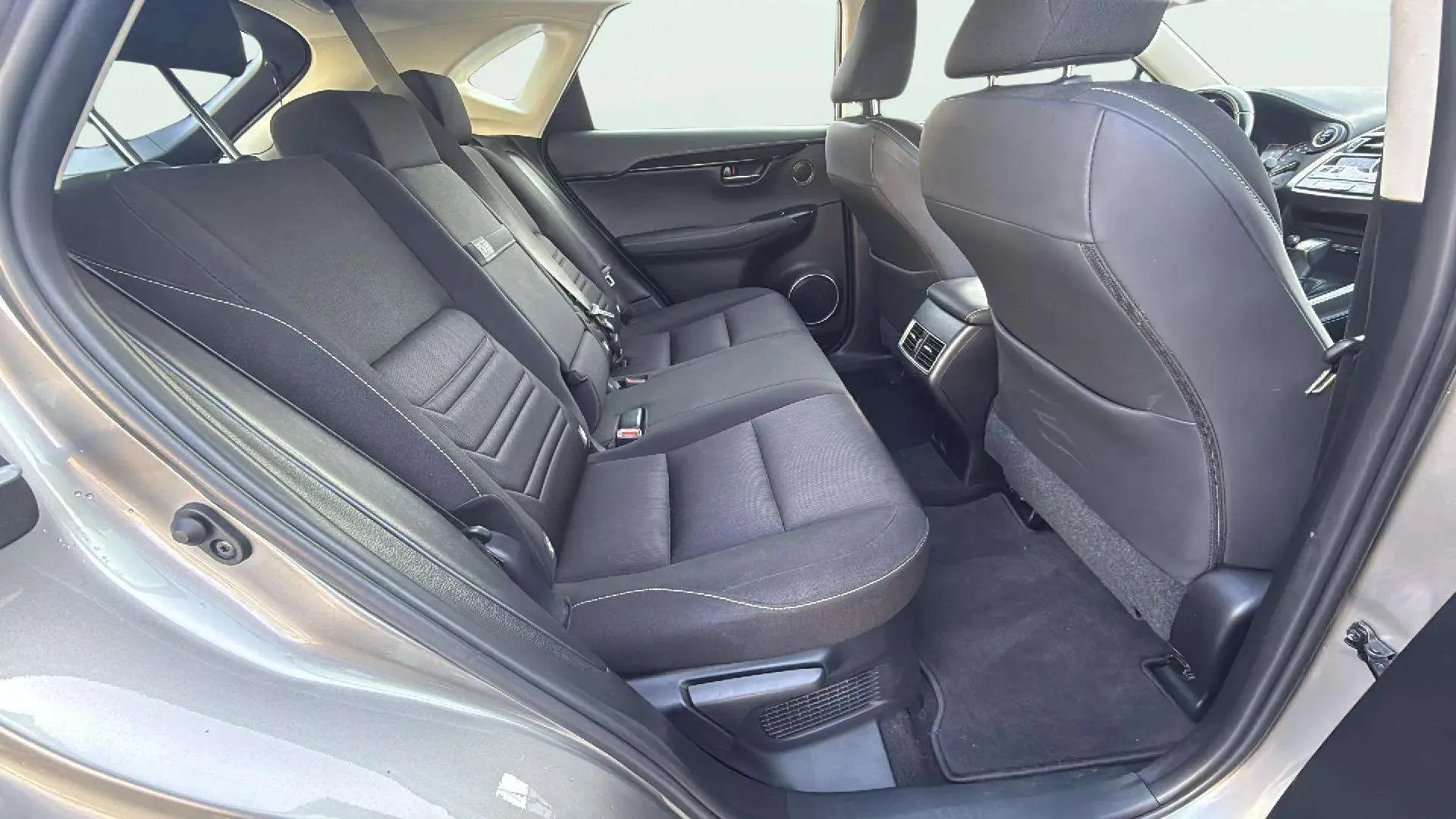 Lexus NX 2.5 300h Business Navigation 2WD - foto 28