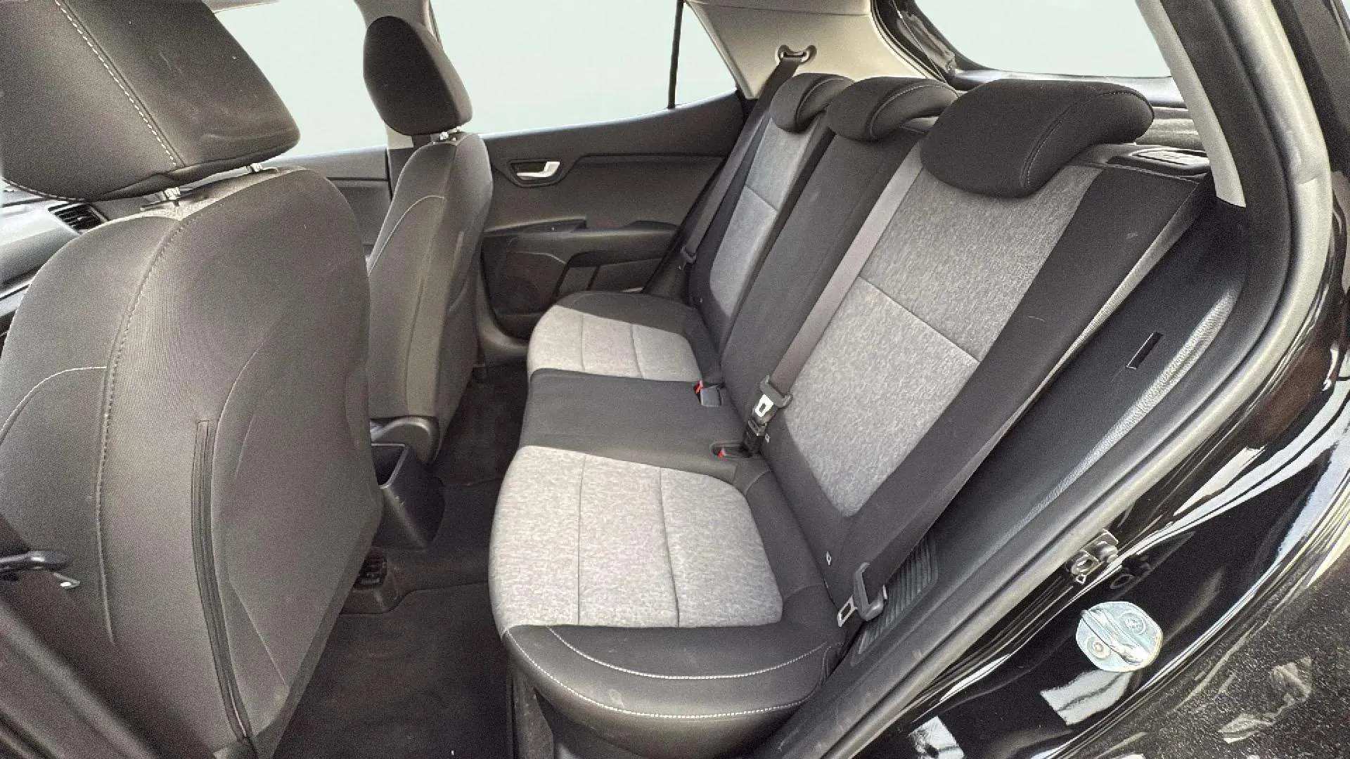 Kia Stonic 1.0 T-GDi MHEV Concept - foto 12