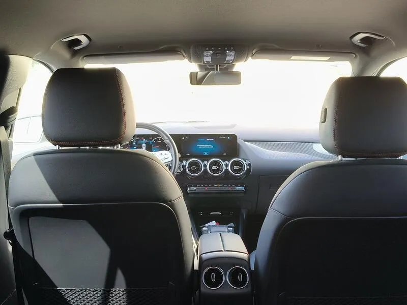 Mercedes-Benz GLA 200 D - foto 37