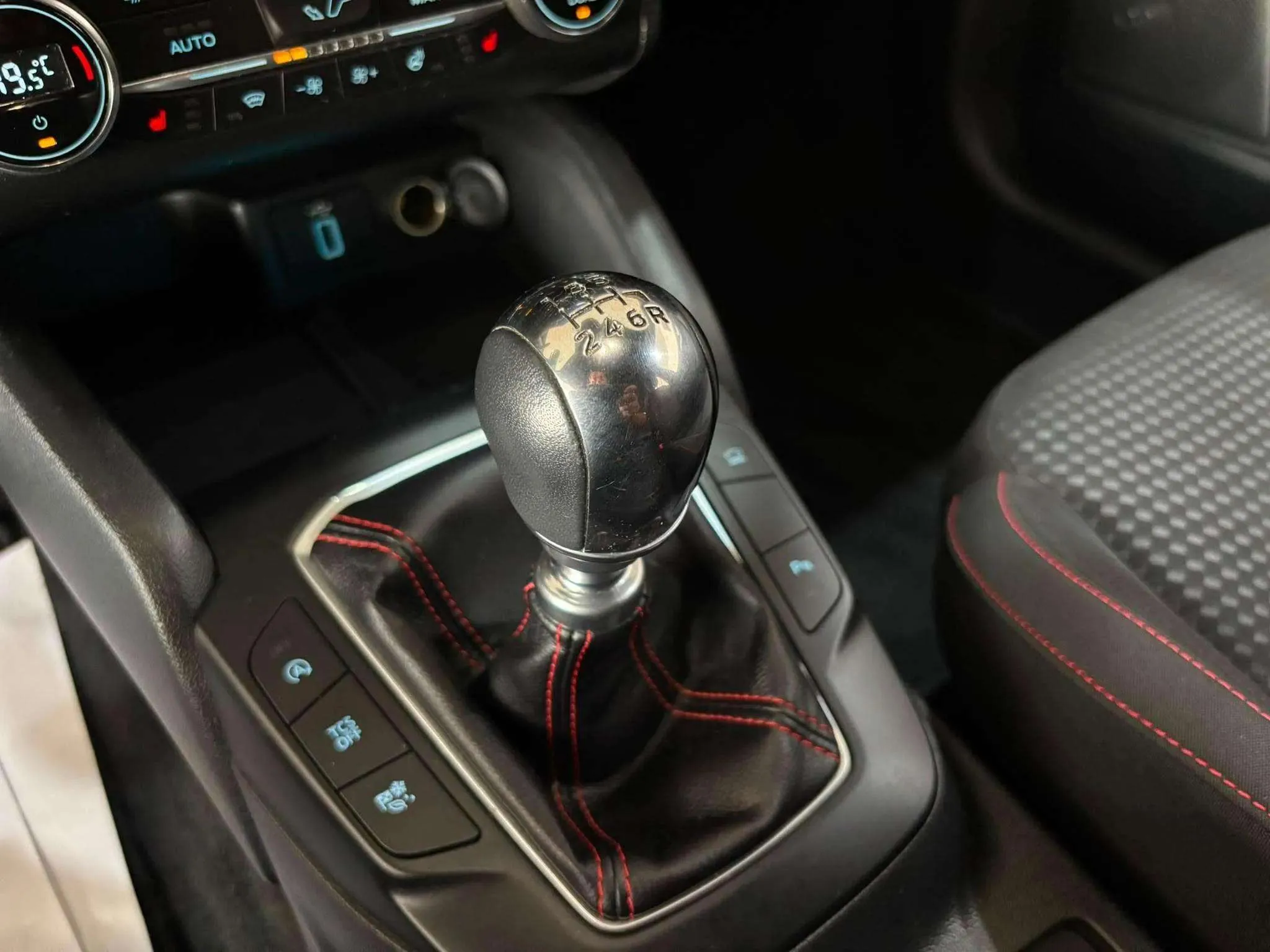 Ford Focus 1.0 EcoBoost ST-Line SB - foto 15